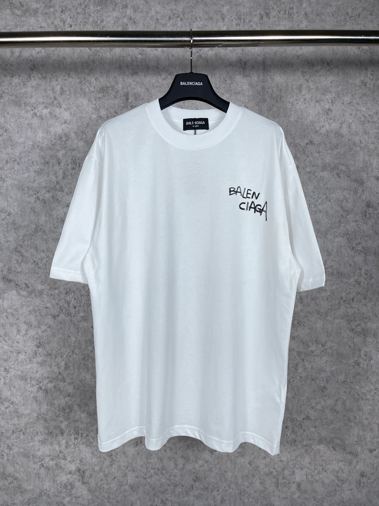🅿️170 real photos [Top version. Official website quality] BALENCI*GA/Paris #front and back initialed letter graffiti short-sleeved T-shirt #brick cabinet synchronization.                       The fabric is made of Paris ZP custom-woven and dyed cotton double yarn, with a weight of 260 grams. The cloth surface is clean. The cloth pattern is clear, soft and comfortable. It has good color fastness and is not easy to change color. The printing has a hand-painted effect. Imported rubber paddles. Restored brick cabinets. The version adopts OS loose shoulder design. Same style for men and women. Code: BL223083 Color: Royal blue. White Size: XS to L