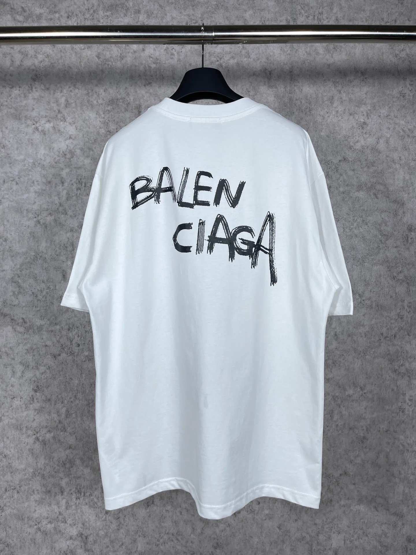 🅿️170 real photos [Top version. Official website quality] BALENCI*GA/Paris #front and back initialed letter graffiti short-sleeved T-shirt #brick cabinet synchronization.                       The fabric is made of Paris ZP custom-woven and dyed cotton double yarn, with a weight of 260 grams. The cloth surface is clean. The cloth pattern is clear, soft and comfortable. It has good color fastness and is not easy to change color. The printing has a hand-painted effect. Imported rubber paddles. Restored brick cabinets. The version adopts OS loose shoulder design. Same style for men and women. Code: BL223083 Color: Royal blue. White Size: XS to L
