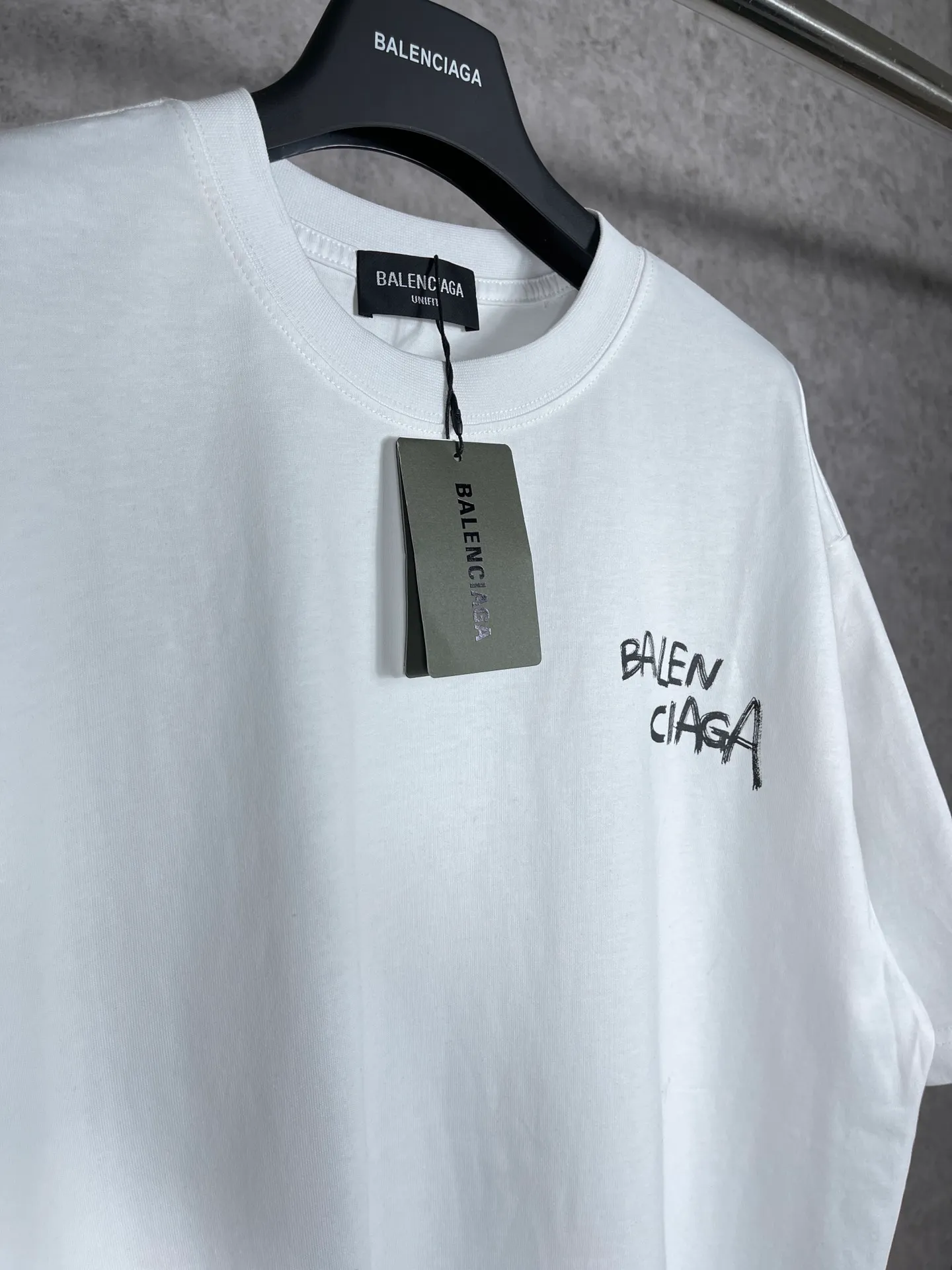 🅿️170 real photos [Top version. Official website quality] BALENCI*GA/Paris #front and back initialed letter graffiti short-sleeved T-shirt #brick cabinet synchronization.                       The fabric is made of Paris ZP custom-woven and dyed cotton double yarn, with a weight of 260 grams. The cloth surface is clean. The cloth pattern is clear, soft and comfortable. It has good color fastness and is not easy to change color. The printing has a hand-painted effect. Imported rubber paddles. Restored brick cabinets. The version adopts OS loose shoulder design. Same style for men and women. Code: BL223083 Color: Royal blue. White Size: XS to L