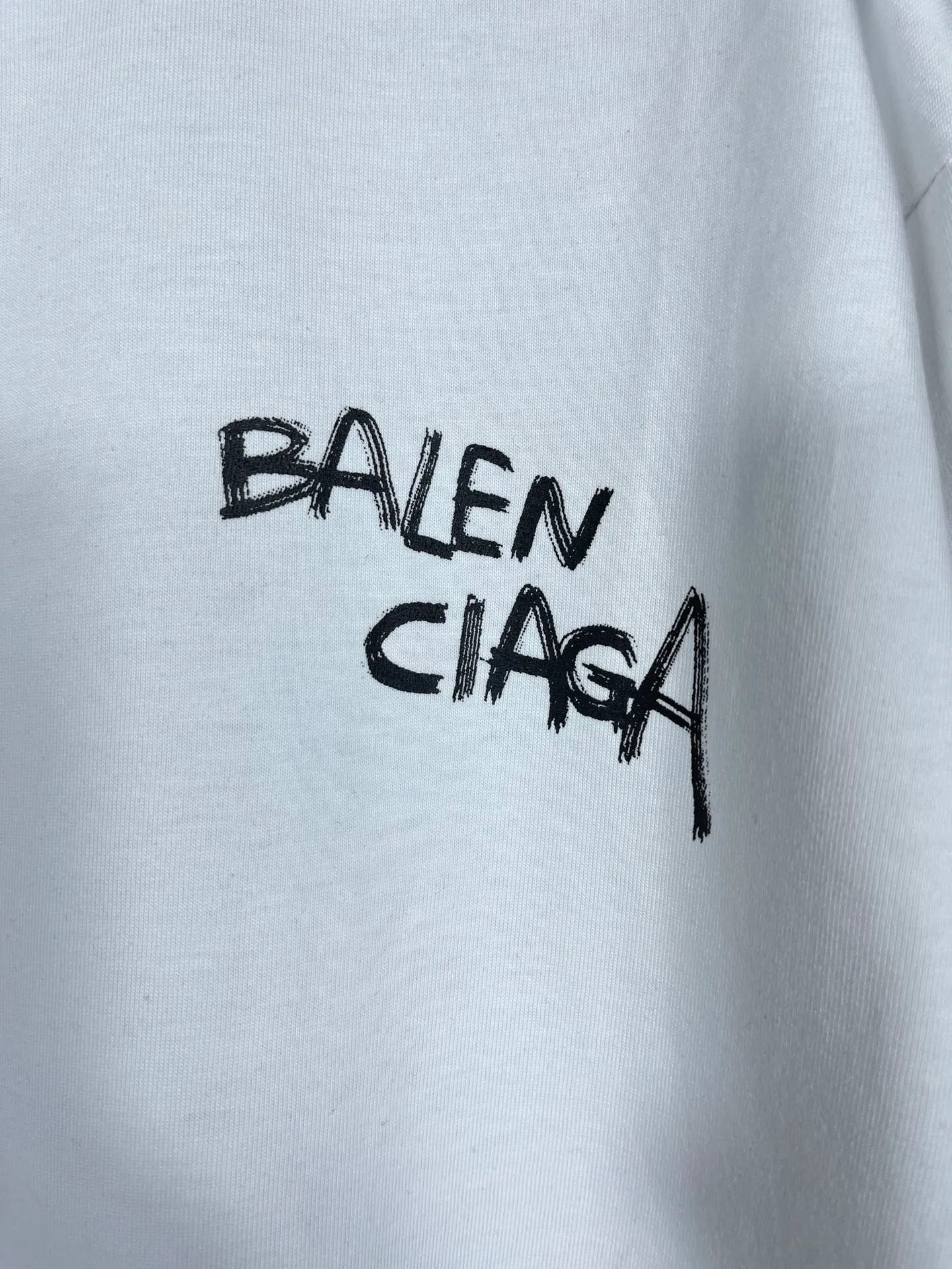 🅿️170 real photos [Top version. Official website quality] BALENCI*GA/Paris #front and back initialed letter graffiti short-sleeved T-shirt #brick cabinet synchronization.                       The fabric is made of Paris ZP custom-woven and dyed cotton double yarn, with a weight of 260 grams. The cloth surface is clean. The cloth pattern is clear, soft and comfortable. It has good color fastness and is not easy to change color. The printing has a hand-painted effect. Imported rubber paddles. Restored brick cabinets. The version adopts OS loose shoulder design. Same style for men and women. Code: BL223083 Color: Royal blue. White Size: XS to L