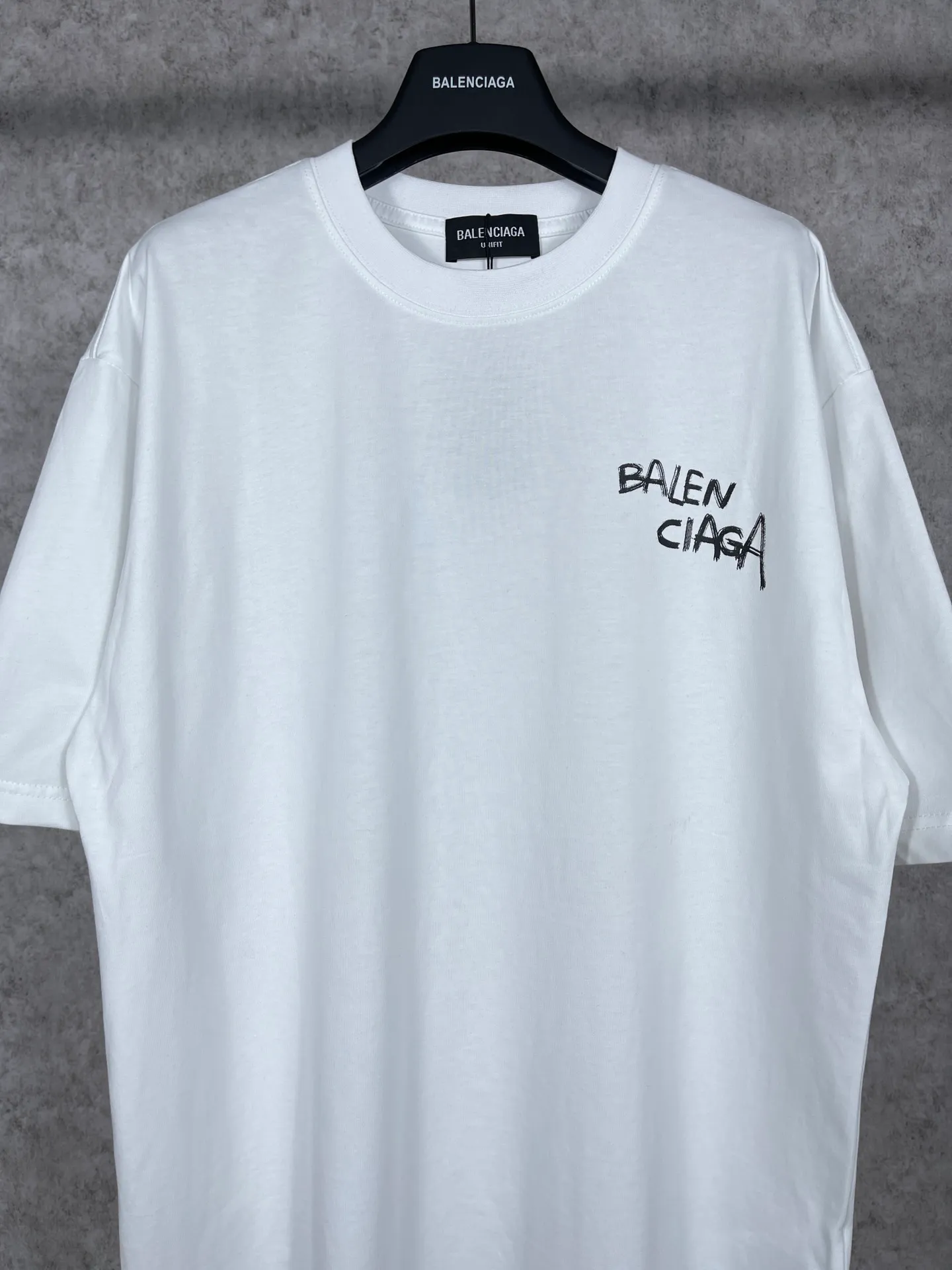 🅿️170 real photos [Top version. Official website quality] BALENCI*GA/Paris #front and back initialed letter graffiti short-sleeved T-shirt #brick cabinet synchronization.                       The fabric is made of Paris ZP custom-woven and dyed cotton double yarn, with a weight of 260 grams. The cloth surface is clean. The cloth pattern is clear, soft and comfortable. It has good color fastness and is not easy to change color. The printing has a hand-painted effect. Imported rubber paddles. Restored brick cabinets. The version adopts OS loose shoulder design. Same style for men and women. Code: BL223083 Color: Royal blue. White Size: XS to L