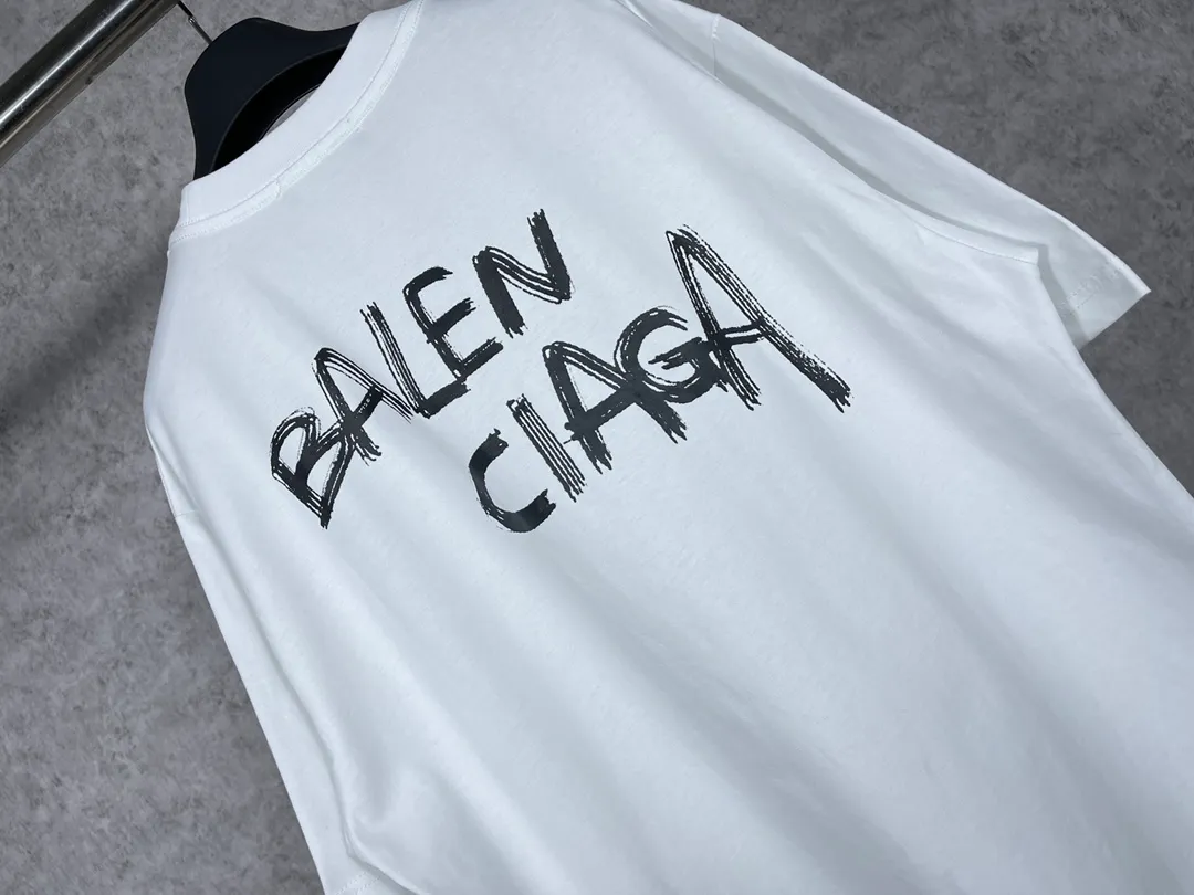 🅿️170 real photos [Top version. Official website quality] BALENCI*GA/Paris #front and back initialed letter graffiti short-sleeved T-shirt #brick cabinet synchronization.                       The fabric is made of Paris ZP custom-woven and dyed cotton double yarn, with a weight of 260 grams. The cloth surface is clean. The cloth pattern is clear, soft and comfortable. It has good color fastness and is not easy to change color. The printing has a hand-painted effect. Imported rubber paddles. Restored brick cabinets. The version adopts OS loose shoulder design. Same style for men and women. Code: BL223083 Color: Royal blue. White Size: XS to L