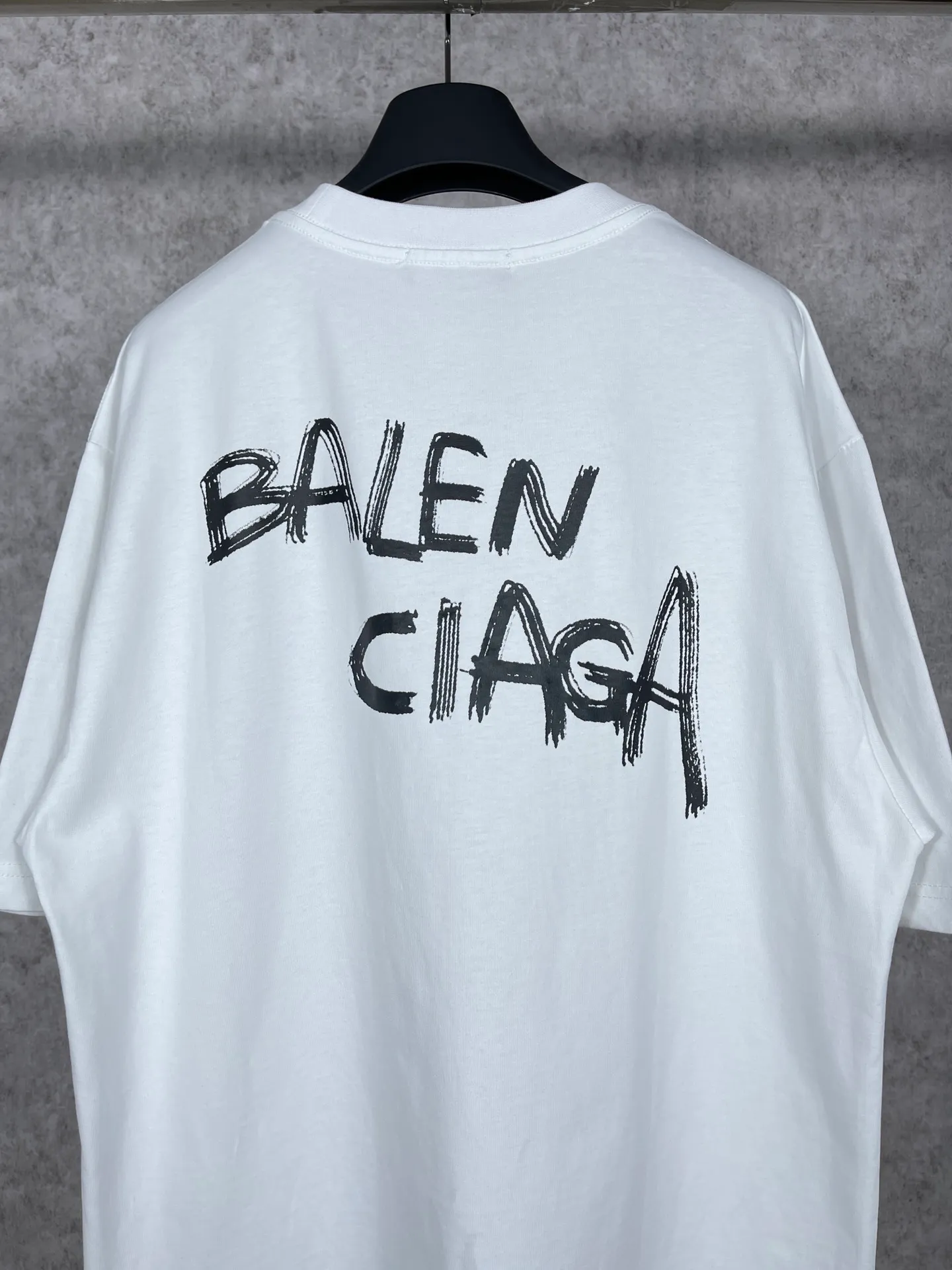 🅿️170 real photos [Top version. Official website quality] BALENCI*GA/Paris #front and back initialed letter graffiti short-sleeved T-shirt #brick cabinet synchronization.                       The fabric is made of Paris ZP custom-woven and dyed cotton double yarn, with a weight of 260 grams. The cloth surface is clean. The cloth pattern is clear, soft and comfortable. It has good color fastness and is not easy to change color. The printing has a hand-painted effect. Imported rubber paddles. Restored brick cabinets. The version adopts OS loose shoulder design. Same style for men and women. Code: BL223083 Color: Royal blue. White Size: XS to L