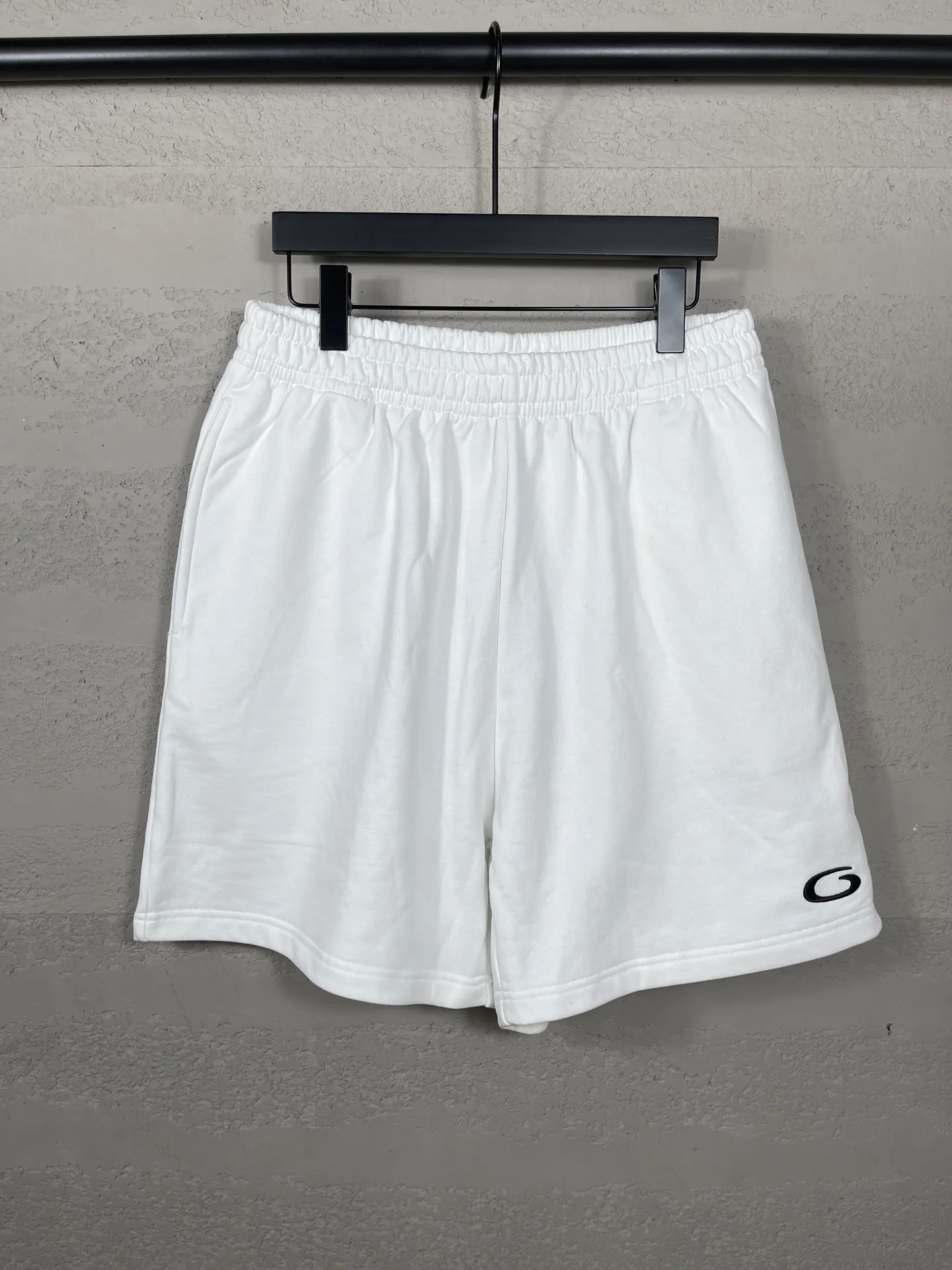 🅿️210 real photos [Top version. Official website quality] BALENCI*GA/Paris. 2025 new model. Paris' new basketball series LOGO embroidered shorts. Synchronized with brick cabinets. Developed authentic products at the first time, please print and compare! The fabric is made of Paris ZP custom-woven and dyed 100% cotton terry sweatshirt. The weight is 460 grams. The cloth surface is clean. The cloth pattern is clear and the hand feels soft and comfortable. The embroidery uses an imported Tajima embroidery machine. The letters are clear and the effect is three-dimensional. The version adopts a loose version. Same style for men and women. Code: BL257027 Color: black, white, purple Size: XS S M L