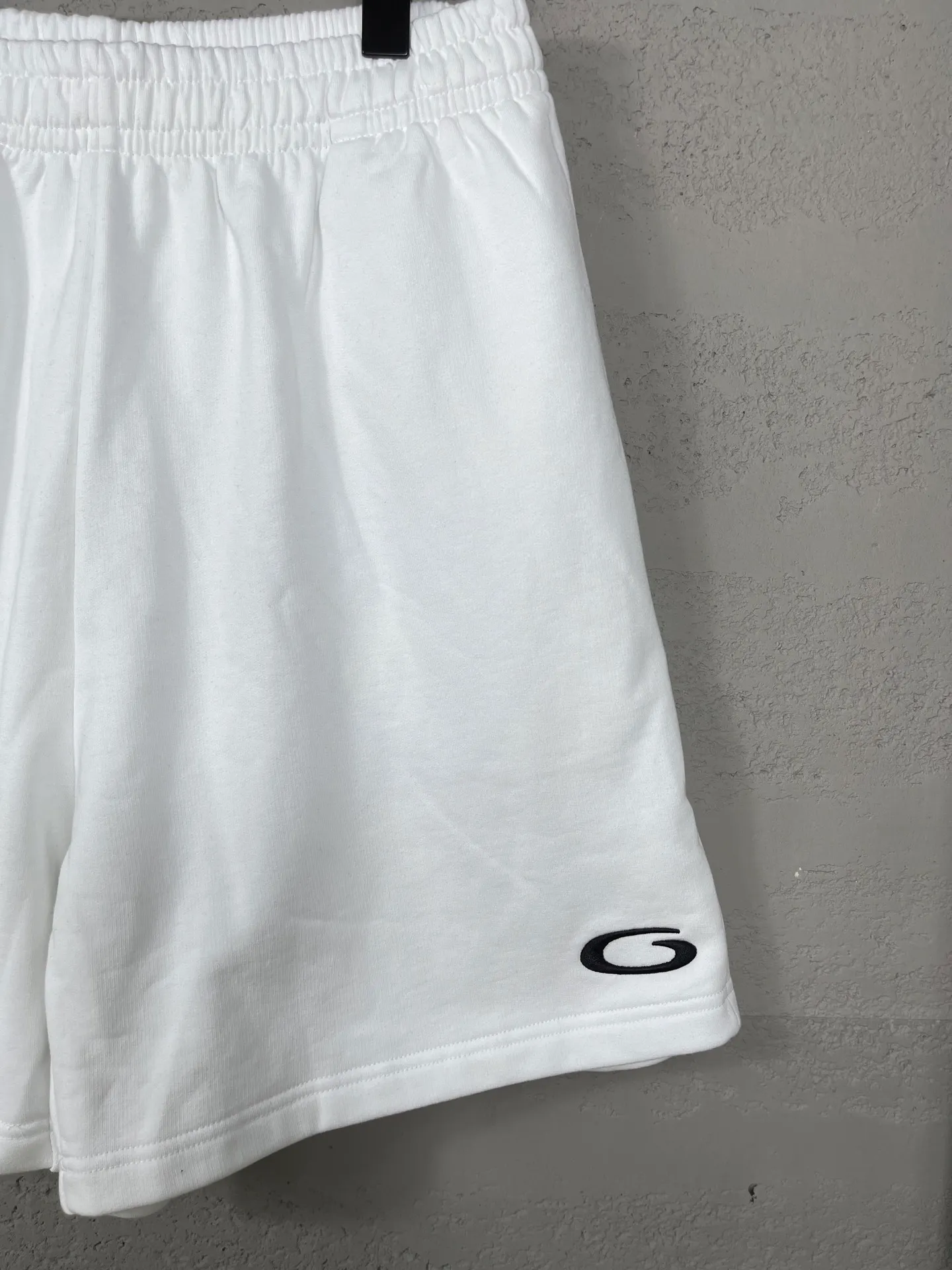 🅿️210 real photos [Top version. Official website quality] BALENCI*GA/Paris. 2025 new model. Paris' new basketball series LOGO embroidered shorts. Synchronized with brick cabinets. Developed authentic products at the first time, please print and compare! The fabric is made of Paris ZP custom-woven and dyed 100% cotton terry sweatshirt. The weight is 460 grams. The cloth surface is clean. The cloth pattern is clear and the hand feels soft and comfortable. The embroidery uses an imported Tajima embroidery machine. The letters are clear and the effect is three-dimensional. The version adopts a loose version. Same style for men and women. Code: BL257027 Color: black, white, purple Size: XS S M L