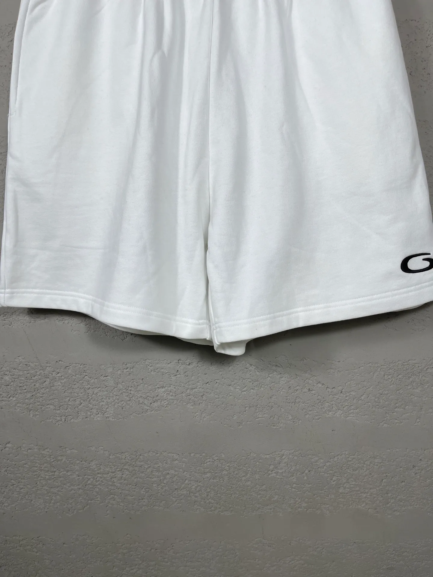 🅿️210 real photos [Top version. Official website quality] BALENCI*GA/Paris. 2025 new model. Paris' new basketball series LOGO embroidered shorts. Synchronized with brick cabinets. Developed authentic products at the first time, please print and compare! The fabric is made of Paris ZP custom-woven and dyed 100% cotton terry sweatshirt. The weight is 460 grams. The cloth surface is clean. The cloth pattern is clear and the hand feels soft and comfortable. The embroidery uses an imported Tajima embroidery machine. The letters are clear and the effect is three-dimensional. The version adopts a loose version. Same style for men and women. Code: BL257027 Color: black, white, purple Size: XS S M L