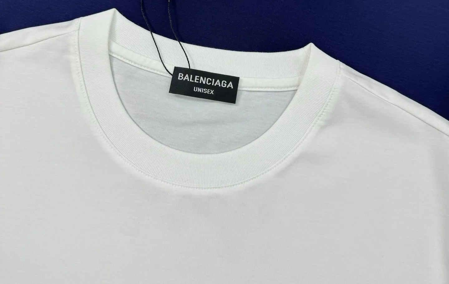 🅿️190 Balenciaga 🌟New summer style🎽 Made of 250g Salona cotton fabric, super soft and skin-friendly! High-grade hand-painted printing with logo, design embellishment, neat and detailed wiring inside, making the upper body fashionable! High-end and versatile model, the quality is visible! Size: S-XXL Color: black, white