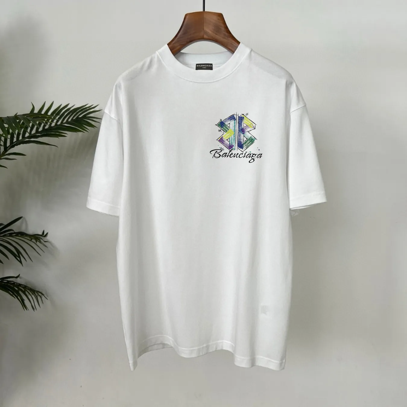 🅿️190 Balenciaga 🌟New summer style🎽 Made of 250g Salona cotton fabric, super soft and skin-friendly! High-grade hand-painted printing with logo, design embellishment, neat and detailed wiring inside, making the upper body fashionable! High-end and versatile model, the quality is visible! Size: S-XXL Color: black, white