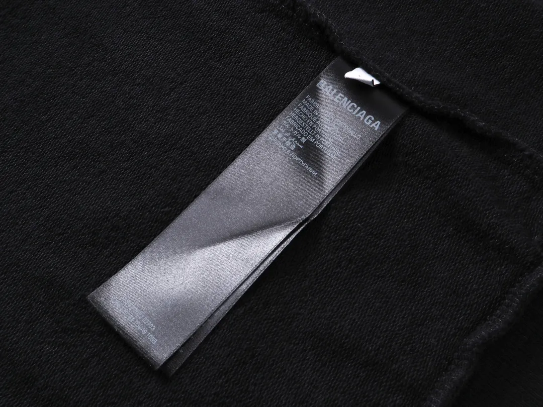 🅿️340 real photos [Top version. Official website quality] BALENCI*GA/Paris. 2024 new style, Paris. Japan Tokyo Tower limited edition. Front and rear panels direct-injection printing, washed and distressed hooded sweatshirt, 2024 new style. Y plate customization. Special market currency. Brick cabinets are synchronized. Genuine products are developed at the first time, and you can print and compare! The fabric is made of Paris ZP custom-woven and dyed cotton sweatshirt. Weighing 460 grams, the cloth surface is clean. The cloth pattern is clear, soft and comfortable. The threads are dyed with no color difference. The printing uses environmentally friendly imported materials for direct-injection printing, with clear letters and three-dimensional effect. The entire garment is washed, distressed and worn. The version adopts OS loose shoulder design. Same style for men and women. Code: BL238933 Color: black blue Size: XS S M L