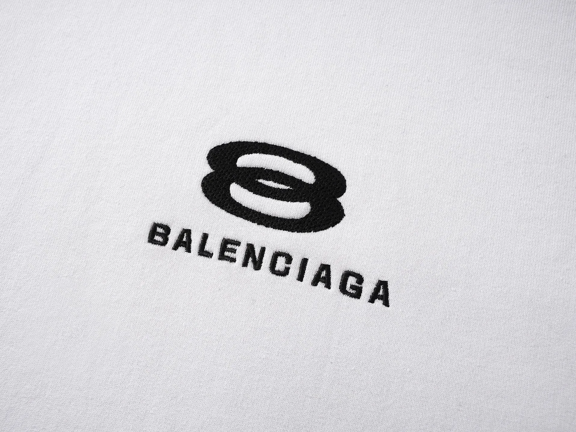 🅿️400 - BALENCI*GA Paris shoulder sleeves and salad terms hooded sweatshirt. The front embroidery uses imported Tajima embroidery machines. Double shoulder sleeves color matching tie-bar technology. Customized matching hardware. Clear letters. Three-dimensional effect. Exclusively pattern-woven and dyed 460g fabric. Threads are dyed in the same cylinder with zero color difference. Brick cabinet synchronization. Welcome to compare. Same style for men and women -Color: black white -SIZE: Xs S M L Style number 8987#