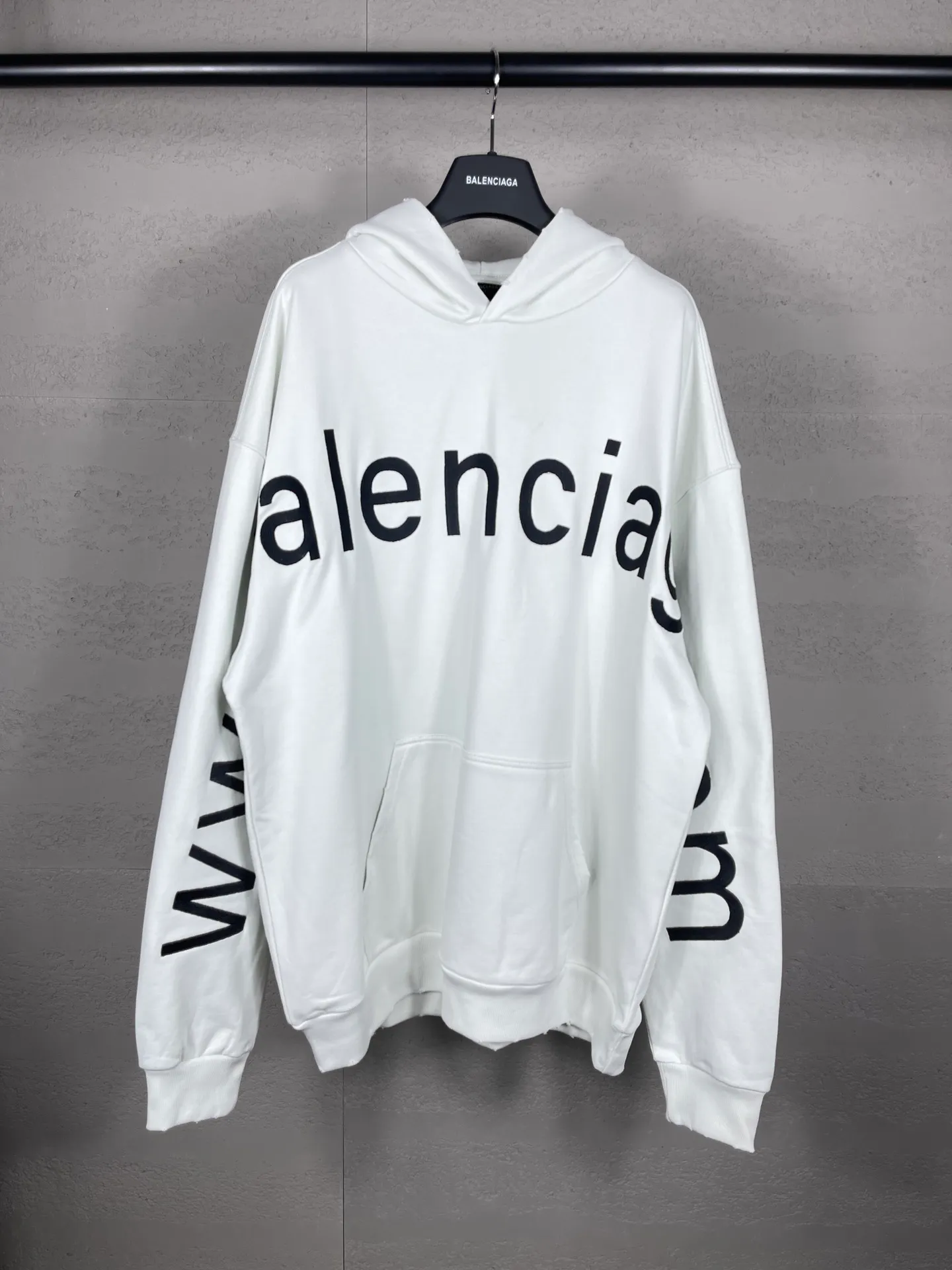 🅿️356 real photos [Top version. Official website quality] BALENCI*GA/Paris BALENCI*GA#2024 latest model, Paris website embroidered letters large LOGO long-sleeved T-shirt. Brick cabinet sync. The first genuine product was developed, with over 200,000 stitches of counter-position embroidery on the chest. Notice! ️Full letter embroidery, welcome to compare! The fabric is made of Paris ZP custom-woven and dyed cotton sweatshirt. The weight is 450 grams. The cloth surface is clean. The cloth pattern is clear. It is soft and comfortable. It has good color fastness and is not easy to change color. The threads are woven and dyed with no color difference. The embroidery is done using imported Tajima embroidery machines. Super 20W needle thread embroidery, accurate positioning, three-dimensional effect, clear lines. No burrs and miscellaneous threads, ultra-high craftsmanship embroidery. The version adopts OS loose shoulder design. Same style for men and women. Code: BL238005 Color: Black. White. Size: XS S M L