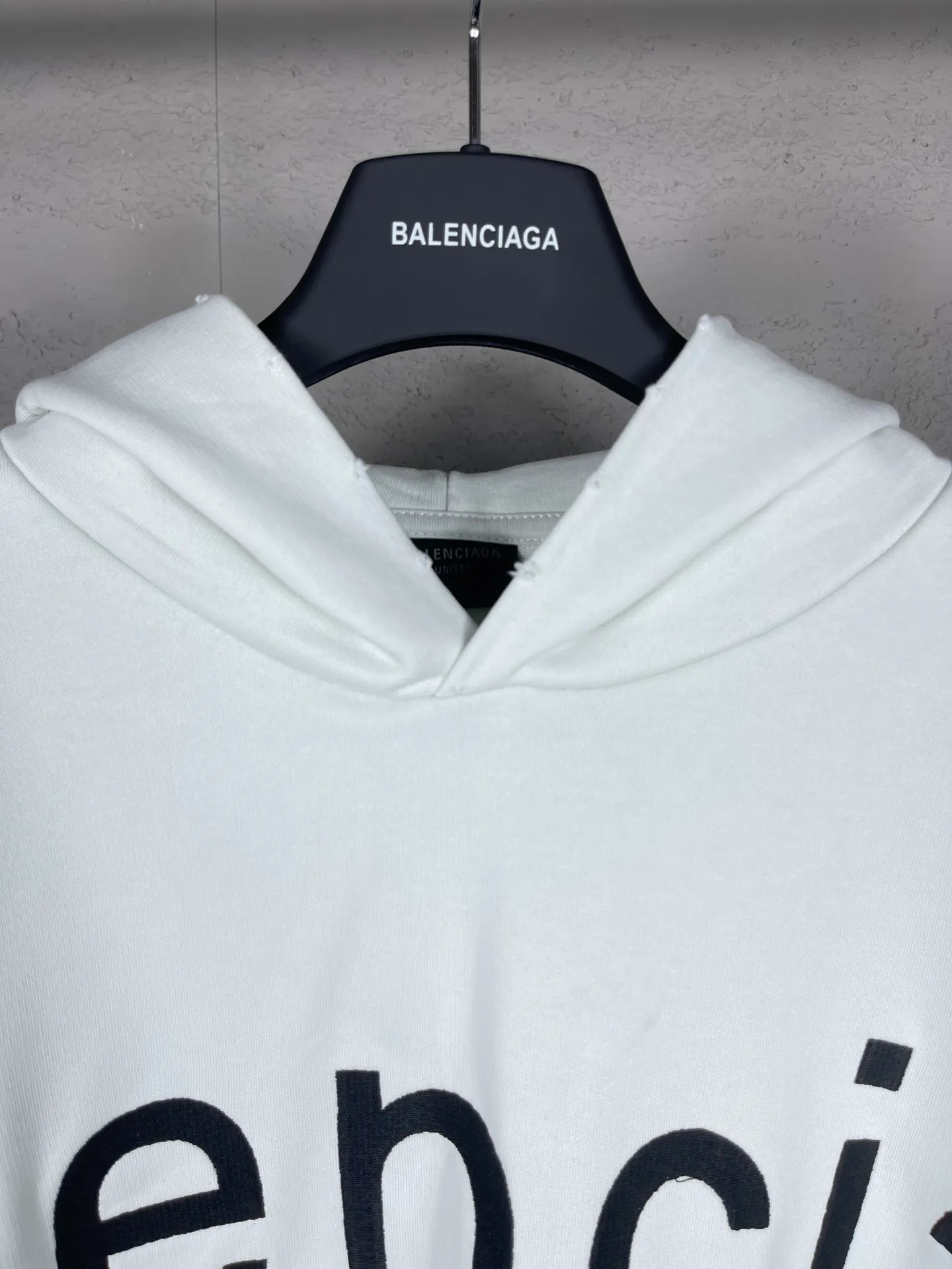 🅿️356 real photos [Top version. Official website quality] BALENCI*GA/Paris BALENCI*GA#2024 latest model, Paris website embroidered letters large LOGO long-sleeved T-shirt. Brick cabinet sync. The first genuine product was developed, with over 200,000 stitches of counter-position embroidery on the chest. Notice! ️Full letter embroidery, welcome to compare! The fabric is made of Paris ZP custom-woven and dyed cotton sweatshirt. The weight is 450 grams. The cloth surface is clean. The cloth pattern is clear. It is soft and comfortable. It has good color fastness and is not easy to change color. The threads are woven and dyed with no color difference. The embroidery is done using imported Tajima embroidery machines. Super 20W needle thread embroidery, accurate positioning, three-dimensional effect, clear lines. No burrs and miscellaneous threads, ultra-high craftsmanship embroidery. The version adopts OS loose shoulder design. Same style for men and women. Code: BL238005 Color: Black. White. Size: XS S M L