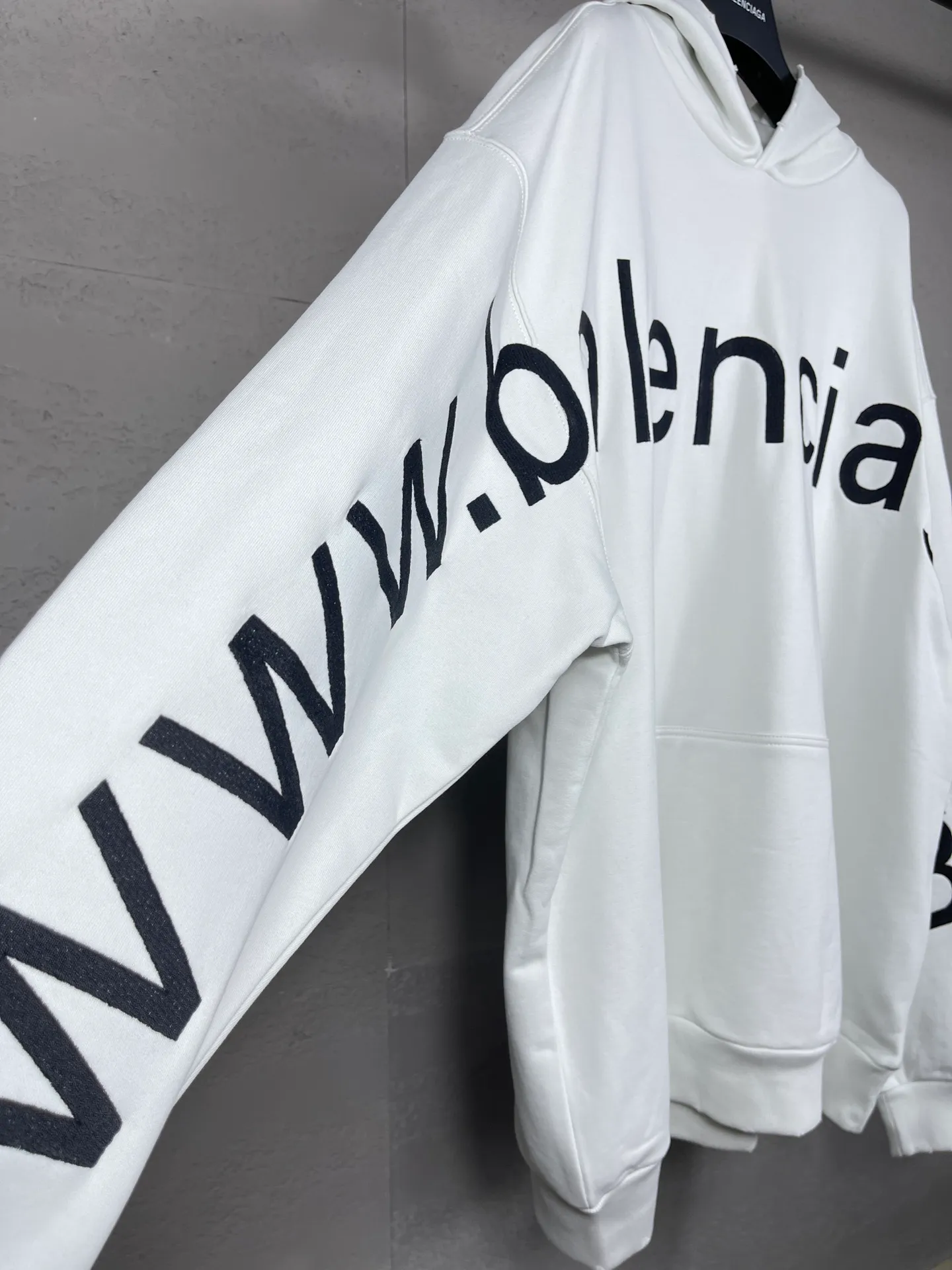 🅿️356 real photos [Top version. Official website quality] BALENCI*GA/Paris BALENCI*GA#2024 latest model, Paris website embroidered letters large LOGO long-sleeved T-shirt. Brick cabinet sync. The first genuine product was developed, with over 200,000 stitches of counter-position embroidery on the chest. Notice! ️Full letter embroidery, welcome to compare! The fabric is made of Paris ZP custom-woven and dyed cotton sweatshirt. The weight is 450 grams. The cloth surface is clean. The cloth pattern is clear. It is soft and comfortable. It has good color fastness and is not easy to change color. The threads are woven and dyed with no color difference. The embroidery is done using imported Tajima embroidery machines. Super 20W needle thread embroidery, accurate positioning, three-dimensional effect, clear lines. No burrs and miscellaneous threads, ultra-high craftsmanship embroidery. The version adopts OS loose shoulder design. Same style for men and women. Code: BL238005 Color: Black. White. Size: XS S M L