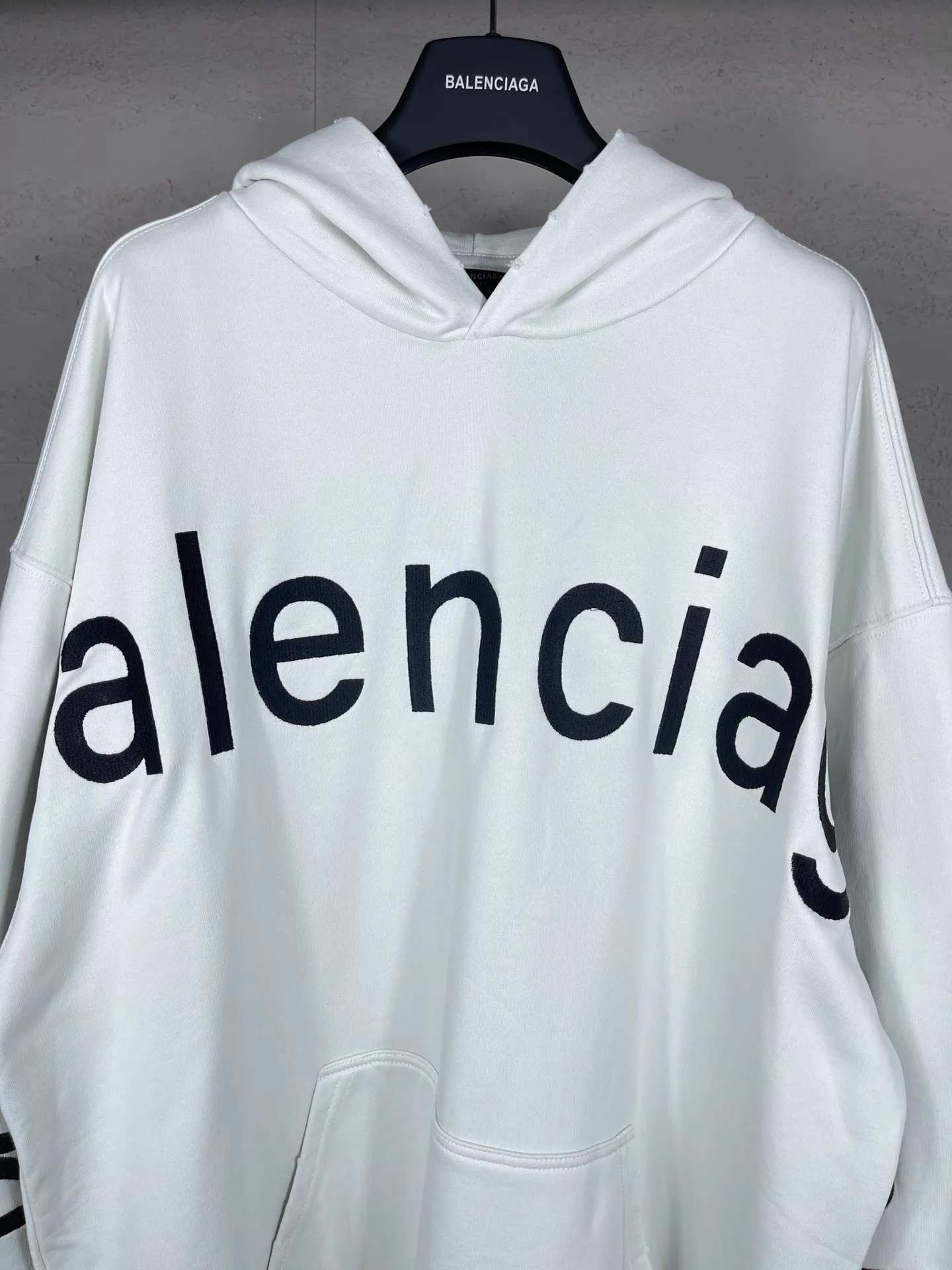 🅿️356 real photos [Top version. Official website quality] BALENCI*GA/Paris BALENCI*GA#2024 latest model, Paris website embroidered letters large LOGO long-sleeved T-shirt. Brick cabinet sync. The first genuine product was developed, with over 200,000 stitches of counter-position embroidery on the chest. Notice! ️Full letter embroidery, welcome to compare! The fabric is made of Paris ZP custom-woven and dyed cotton sweatshirt. The weight is 450 grams. The cloth surface is clean. The cloth pattern is clear. It is soft and comfortable. It has good color fastness and is not easy to change color. The threads are woven and dyed with no color difference. The embroidery is done using imported Tajima embroidery machines. Super 20W needle thread embroidery, accurate positioning, three-dimensional effect, clear lines. No burrs and miscellaneous threads, ultra-high craftsmanship embroidery. The version adopts OS loose shoulder design. Same style for men and women. Code: BL238005 Color: Black. White. Size: XS S M L