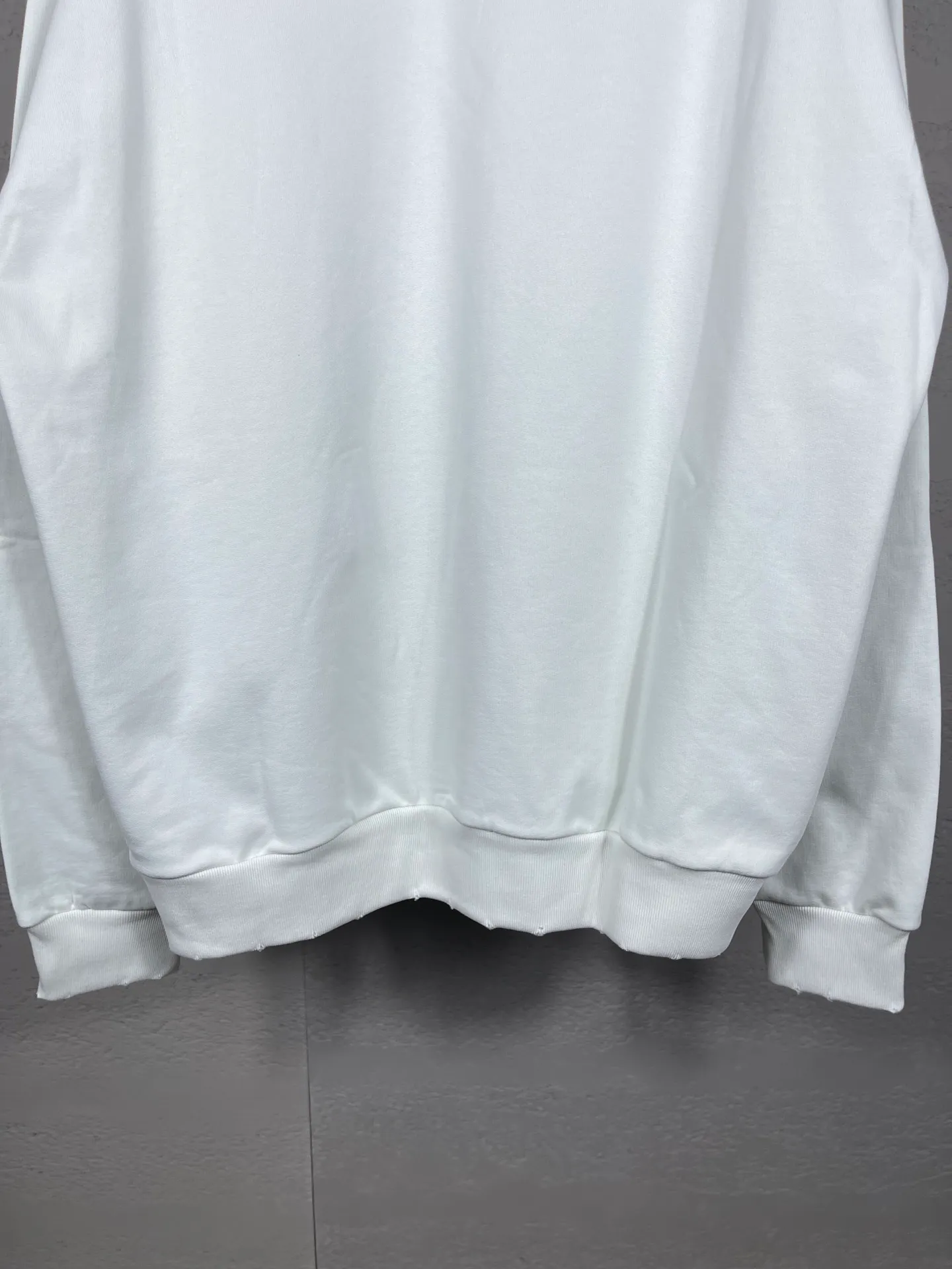 🅿️356 real photos [Top version. Official website quality] BALENCI*GA/Paris BALENCI*GA#2024 latest model, Paris website embroidered letters large LOGO long-sleeved T-shirt. Brick cabinet sync. The first genuine product was developed, with over 200,000 stitches of counter-position embroidery on the chest. Notice! ️Full letter embroidery, welcome to compare! The fabric is made of Paris ZP custom-woven and dyed cotton sweatshirt. The weight is 450 grams. The cloth surface is clean. The cloth pattern is clear. It is soft and comfortable. It has good color fastness and is not easy to change color. The threads are woven and dyed with no color difference. The embroidery is done using imported Tajima embroidery machines. Super 20W needle thread embroidery, accurate positioning, three-dimensional effect, clear lines. No burrs and miscellaneous threads, ultra-high craftsmanship embroidery. The version adopts OS loose shoulder design. Same style for men and women. Code: BL238005 Color: Black. White. Size: XS S M L