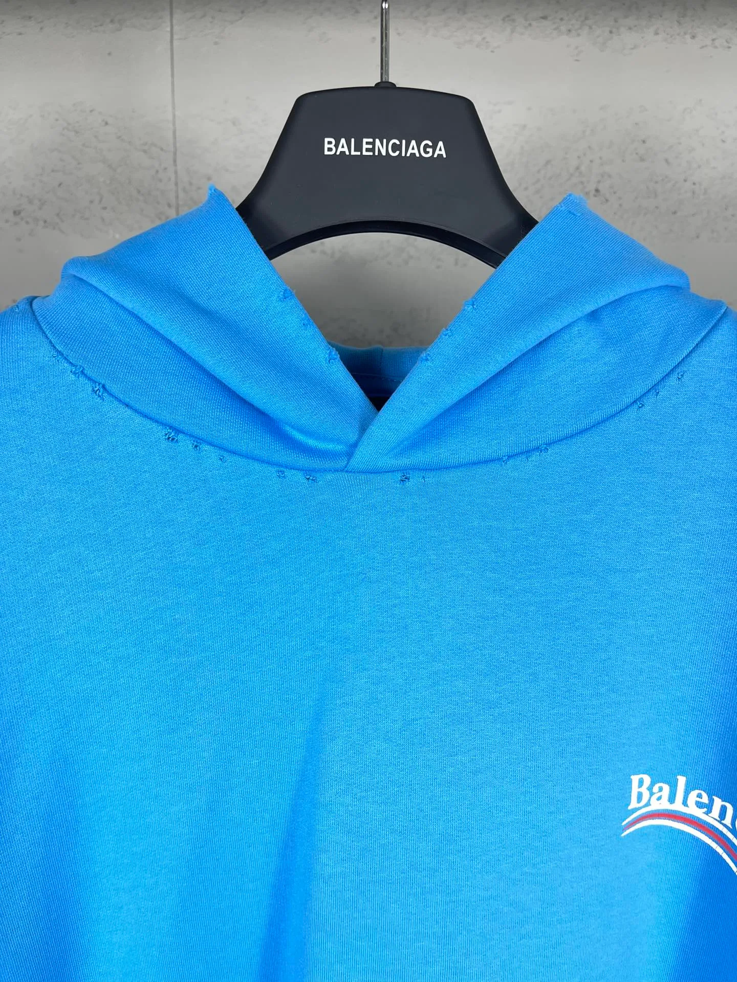 🅿️300 Actual pictures [Top version. Official website quality] BALENCI*GA/Paris# classic model, 2023 autumn and winter new style. Coke cracked printed worn distressed long-sleeved hooded sweatshirt. The fabric is made of Paris ZP custom-woven and dyed cotton double yarn David sweater. The weight is 450 grams, the cloth surface is clean. The cloth pattern is clear, soft and comfortable. The threads are dyed with no color difference. The classic pattern printing uses environmentally friendly imported glue, split printing, precision stencil, clear letters, no burrs, and strong three-dimensional effect. The garments are worn and worn. All colors are synchronized with the brick cabinets, custom woven and dyed, and will not fade. Different market currencies. The version adopts OS loose shoulder design. Same style for men and women. Code: BL238029 Color: black, smoke gray, plain blue, off-white Size: XS S M L