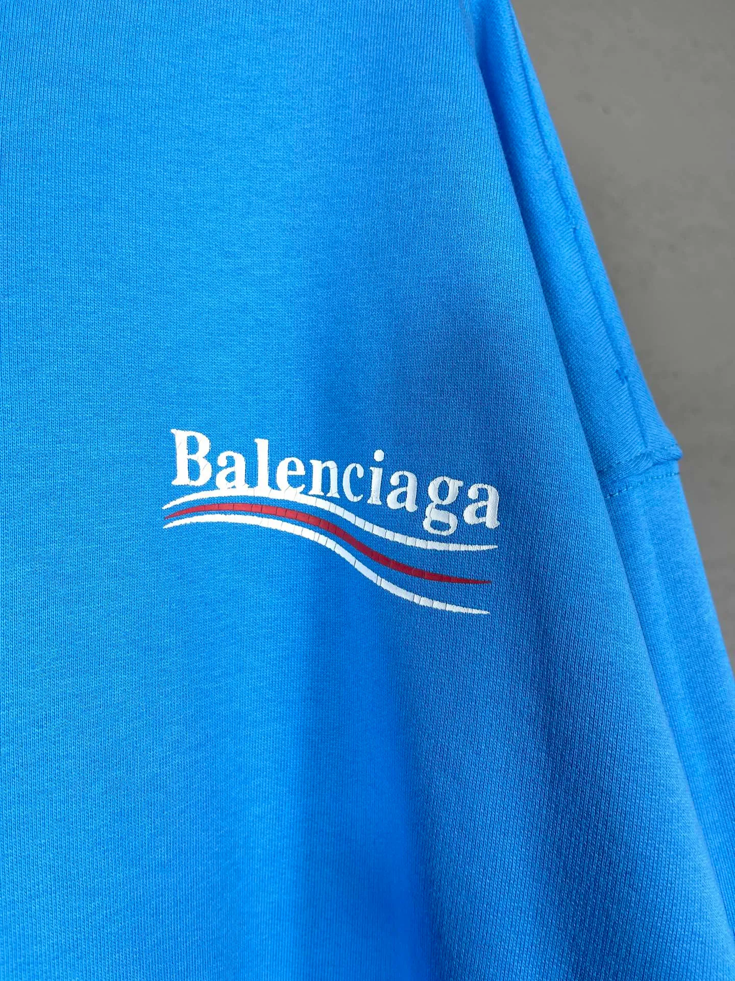 🅿️300 Actual pictures [Top version. Official website quality] BALENCI*GA/Paris# classic model, 2023 autumn and winter new style. Coke cracked printed worn distressed long-sleeved hooded sweatshirt. The fabric is made of Paris ZP custom-woven and dyed cotton double yarn David sweater. The weight is 450 grams, the cloth surface is clean. The cloth pattern is clear, soft and comfortable. The threads are dyed with no color difference. The classic pattern printing uses environmentally friendly imported glue, split printing, precision stencil, clear letters, no burrs, and strong three-dimensional effect. The garments are worn and worn. All colors are synchronized with the brick cabinets, custom woven and dyed, and will not fade. Different market currencies. The version adopts OS loose shoulder design. Same style for men and women. Code: BL238029 Color: black, smoke gray, plain blue, off-white Size: XS S M L