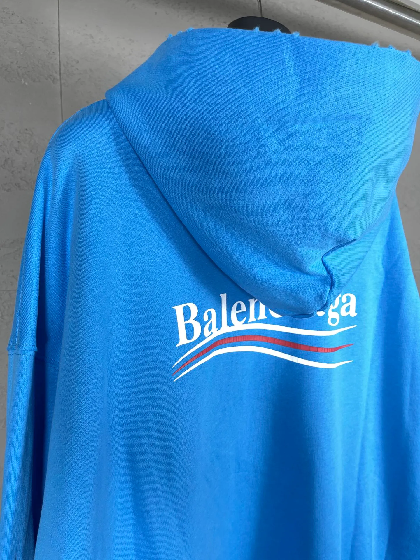 🅿️300 Actual pictures [Top version. Official website quality] BALENCI*GA/Paris# classic model, 2023 autumn and winter new style. Coke cracked printed worn distressed long-sleeved hooded sweatshirt. The fabric is made of Paris ZP custom-woven and dyed cotton double yarn David sweater. The weight is 450 grams, the cloth surface is clean. The cloth pattern is clear, soft and comfortable. The threads are dyed with no color difference. The classic pattern printing uses environmentally friendly imported glue, split printing, precision stencil, clear letters, no burrs, and strong three-dimensional effect. The garments are worn and worn. All colors are synchronized with the brick cabinets, custom woven and dyed, and will not fade. Different market currencies. The version adopts OS loose shoulder design. Same style for men and women. Code: BL238029 Color: black, smoke gray, plain blue, off-white Size: XS S M L