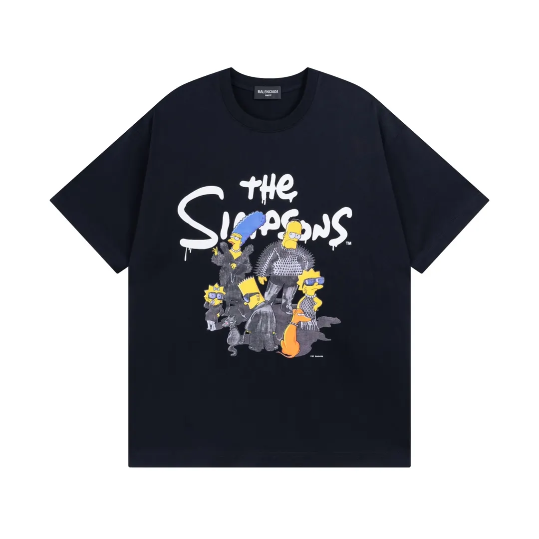 🅿️170 Detailed picture [Top version. Official website quality] BALENCI*GA/Paris. Joint model BALENCI*GA.x THE SIMPSONS Simpson joint short-sleeved T-shirt. The fabric is made of Paris ZP custom-woven and dyed cotton double yarn. The net weight is 260 grams. The cloth surface is clean. The cloth pattern is clear, soft and comfortable. The threads are dyed with no color difference. The classic pattern is made with Kornit digital direct printing machine, the effect is three-dimensional, the color is aligned with ZP, no burrs, the LOGO is embroidered on the back hem, and the brick cabinet is restored. It is produced in Jubie market based on the pictures. You are welcome to compare the version and use the OS loose shoulder version. Same style for men and women Code: BL223053 Color: Black. White. Blue Size: XS to L