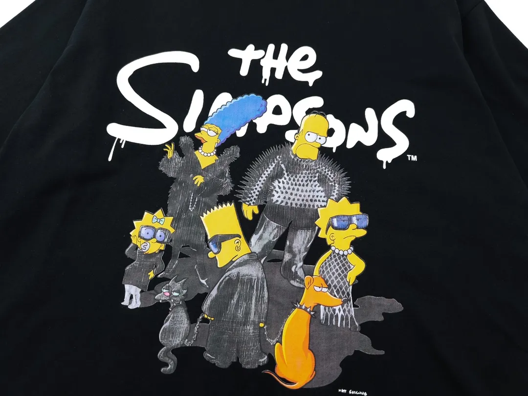 🅿️170 Detailed picture [Top version. Official website quality] BALENCI*GA/Paris. Joint model BALENCI*GA.x THE SIMPSONS Simpson joint short-sleeved T-shirt. The fabric is made of Paris ZP custom-woven and dyed cotton double yarn. The net weight is 260 grams. The cloth surface is clean. The cloth pattern is clear, soft and comfortable. The threads are dyed with no color difference. The classic pattern is made with Kornit digital direct printing machine, the effect is three-dimensional, the color is aligned with ZP, no burrs, the LOGO is embroidered on the back hem, and the brick cabinet is restored. It is produced in Jubie market based on the pictures. You are welcome to compare the version and use the OS loose shoulder version. Same style for men and women Code: BL223053 Color: Black. White. Blue Size: XS to L
