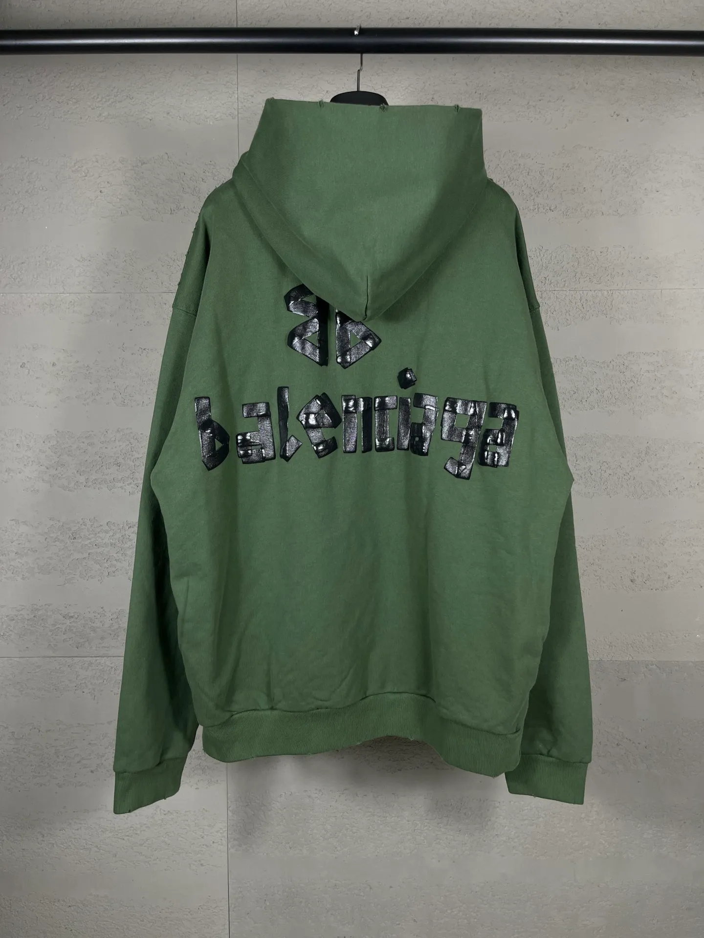 🅿️380 real photos [Top version. Official website quality] BALENCI*GA/Paris. 23ss latest classic hot model. Purchase the original board at the first time. Color. Printing. Washing. Production and authenticity. Wrong version in Jubie market. Welcome to compare. Tape direct printing. Ready-to-wear hooded sweatshirt washed and worn twice. The brick cabinet is synchronized. The fabric is made of Paris ZP custom-woven and dyed cotton sweatshirt. The weight is 450 grams. The cloth surface is clean. The cloth pattern is clear, soft and comfortable, and the threads are dyed with no color difference. The classic pattern adopts Kornit imported direct injection. The letters are clear and the effect is three-dimensional. Restored brick cabinet. The garments were washed and aged, and polished by many hands. Produced by ultra-heavy craftsmanship, special market currency. Note⚠️ZP fabric is made of fine-grained yarn. Pay attention to the big difference! Welcome to compare! The version adopts OS loose shoulder version. The same style for men and women. Code: BL238016 Color: dark gray blue, Paris blue, washed black, burgundy, fluorescent yellow, green, floral gray, sky blue, khaki Size: XS S M L