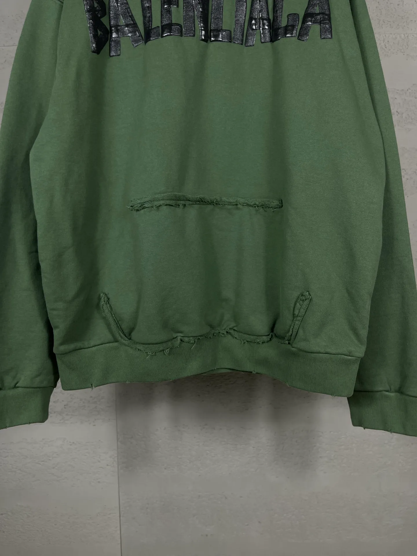 🅿️380 real photos [Top version. Official website quality] BALENCI*GA/Paris. 23ss latest classic hot model. Purchase the original board at the first time. Color. Printing. Washing. Production and authenticity. Wrong version in Jubie market. Welcome to compare. Tape direct printing. Ready-to-wear hooded sweatshirt washed and worn twice. The brick cabinet is synchronized. The fabric is made of Paris ZP custom-woven and dyed cotton sweatshirt. The weight is 450 grams. The cloth surface is clean. The cloth pattern is clear, soft and comfortable, and the threads are dyed with no color difference. The classic pattern adopts Kornit imported direct injection. The letters are clear and the effect is three-dimensional. Restored brick cabinet. The garments were washed and aged, and polished by many hands. Produced by ultra-heavy craftsmanship, special market currency. Note⚠️ZP fabric is made of fine-grained yarn. Pay attention to the big difference! Welcome to compare! The version adopts OS loose shoulder version. The same style for men and women. Code: BL238016 Color: dark gray blue, Paris blue, washed black, burgundy, fluorescent yellow, green, floral gray, sky blue, khaki Size: XS S M L