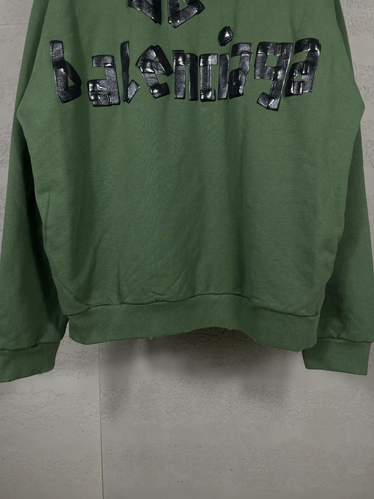 🅿️380 real photos [Top version. Official website quality] BALENCI*GA/Paris. 23ss latest classic hot model. Purchase the original board at the first time. Color. Printing. Washing. Production and authenticity. Wrong version in Jubie market. Welcome to compare. Tape direct printing. Ready-to-wear hooded sweatshirt washed and worn twice. The brick cabinet is synchronized. The fabric is made of Paris ZP custom-woven and dyed cotton sweatshirt. The weight is 450 grams. The cloth surface is clean. The cloth pattern is clear, soft and comfortable, and the threads are dyed with no color difference. The classic pattern adopts Kornit imported direct injection. The letters are clear and the effect is three-dimensional. Restored brick cabinet. The garments were washed and aged, and polished by many hands. Produced by ultra-heavy craftsmanship, special market currency. Note⚠️ZP fabric is made of fine-grained yarn. Pay attention to the big difference! Welcome to compare! The version adopts OS loose shoulder version. The same style for men and women. Code: BL238016 Color: dark gray blue, Paris blue, washed black, burgundy, fluorescent yellow, green, floral gray, sky blue, khaki Size: XS S M L