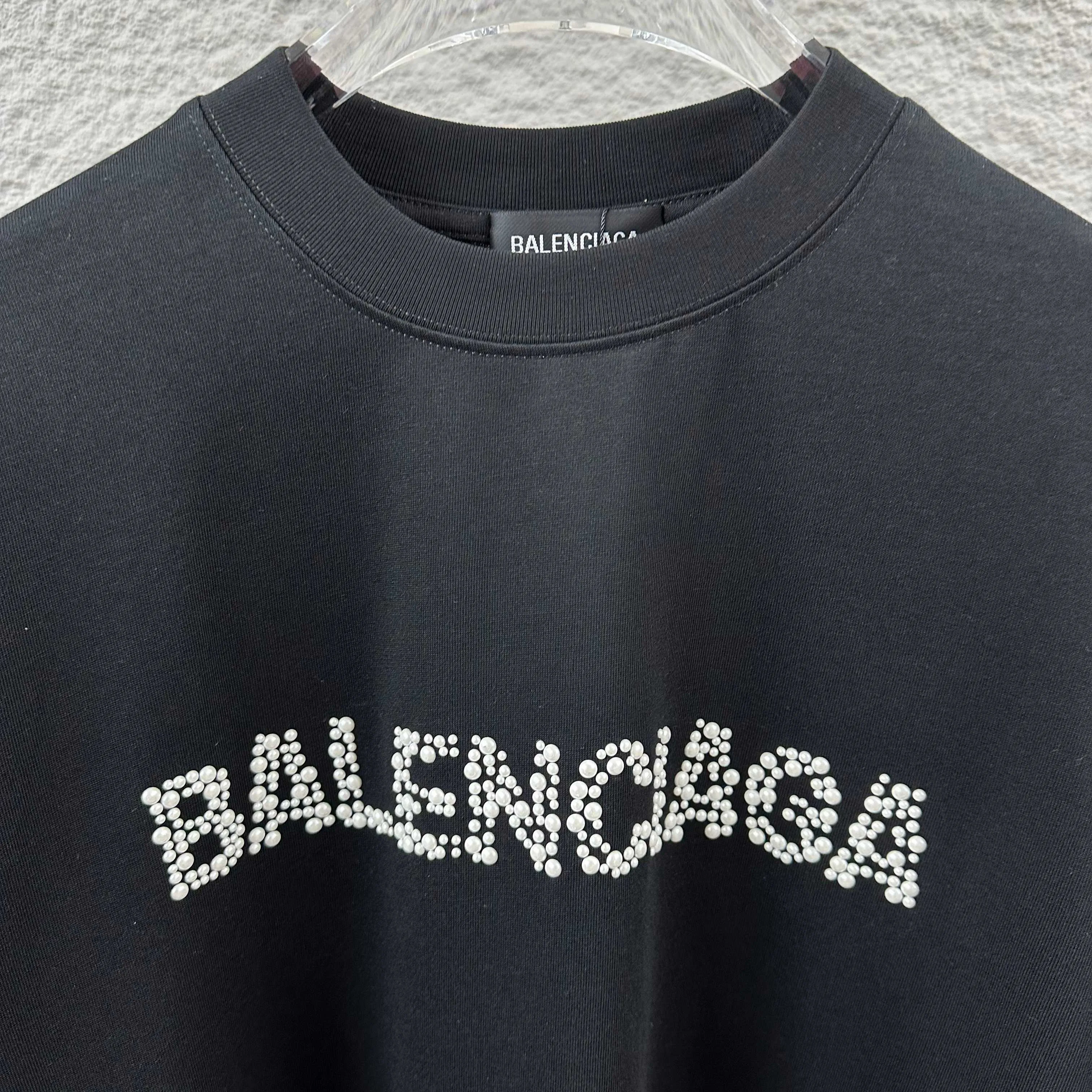 🅿️190 BALENCI*GA Paris 2025 spring and summer new short-sleeved T-shirt Classic three-dimensional hot diamond pearl craft Customized double yarn plain cotton fabric Short-sleeved T-shirt Unisex Color: Black White Size: S (90-130 catties) M (120-150 catties) L (140-165 catties) XL (160-180 catties) XXL (180-210 pounds)
