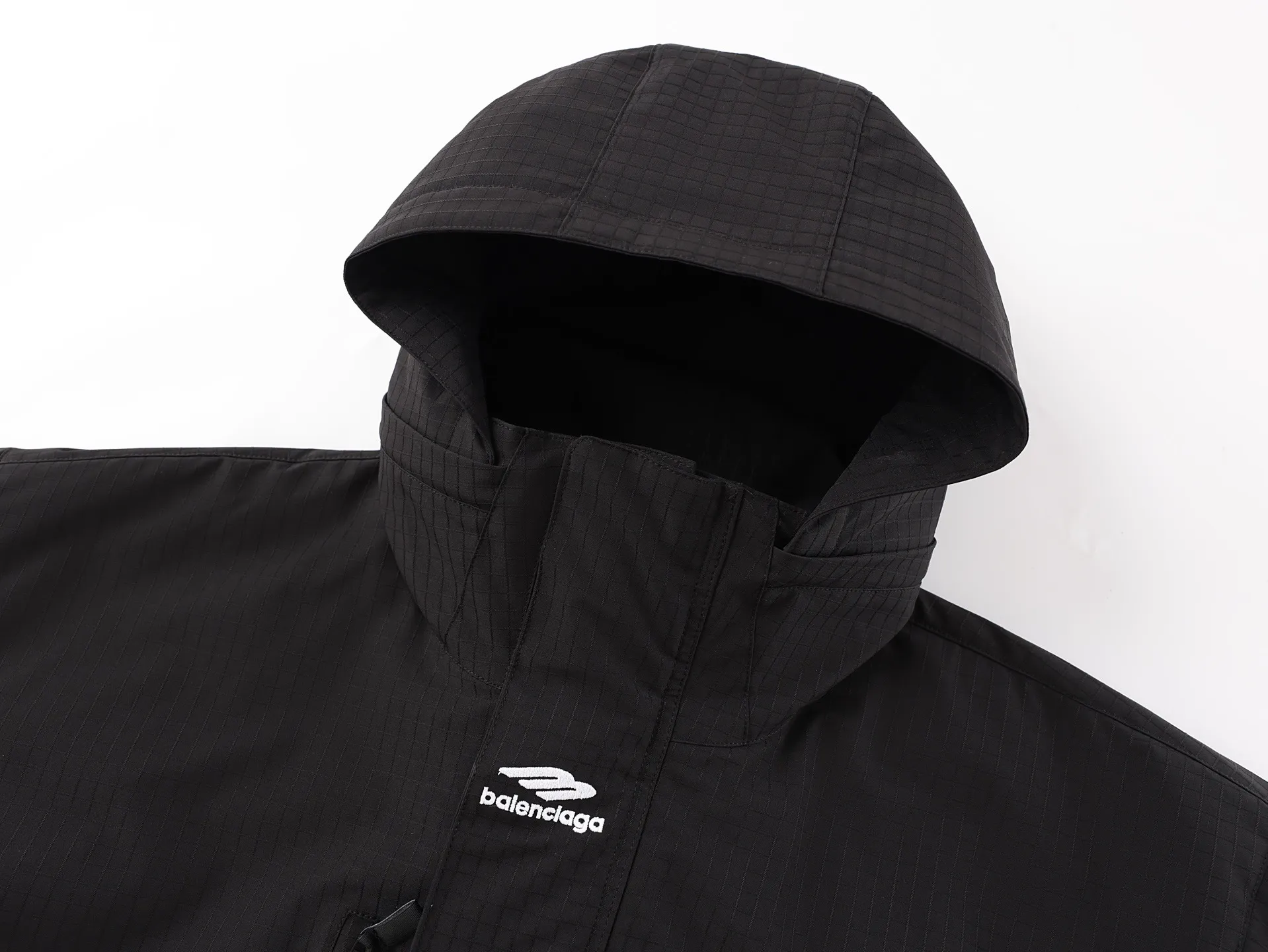 🅿️1260 BLCG 25SS 3B Embroidered Ski Jacket Waterproof technical fabric combines advanced waterproof technology, precise custom weaving process and unique concave and convex yarn design. The fabric is processed on the warp and weft yarns, and the concave and convex yarns are used for warp and weft interweaving to improve the texture and layering of the fabric. It not only has excellent waterproof performance, but also has a beautiful appearance and excellent comfort. The filler in the quilted fabric can form an air layer between the skin and the skin, which acts as a thermal insulation, thus improving the thermal insulation performance of the garment. The polyester fiber itself is elastic, making the quilted fabric more comfortable and fluffy when worn. The loose fit of the waterproof jacket helps reduce wind resistance and improve comfort and flexibility during exercise. The three-dimensional tailoring design can reduce unnecessary gaps and wrinkles, thereby improving the thermal insulation performance and windproof and waterproof effect. The cuffs are adjusted with Velcro, and the tightness can be adjusted according to the thickness of the individual's wrist to prevent wind and rain from entering through the cuffs. Size:44-46-48-50