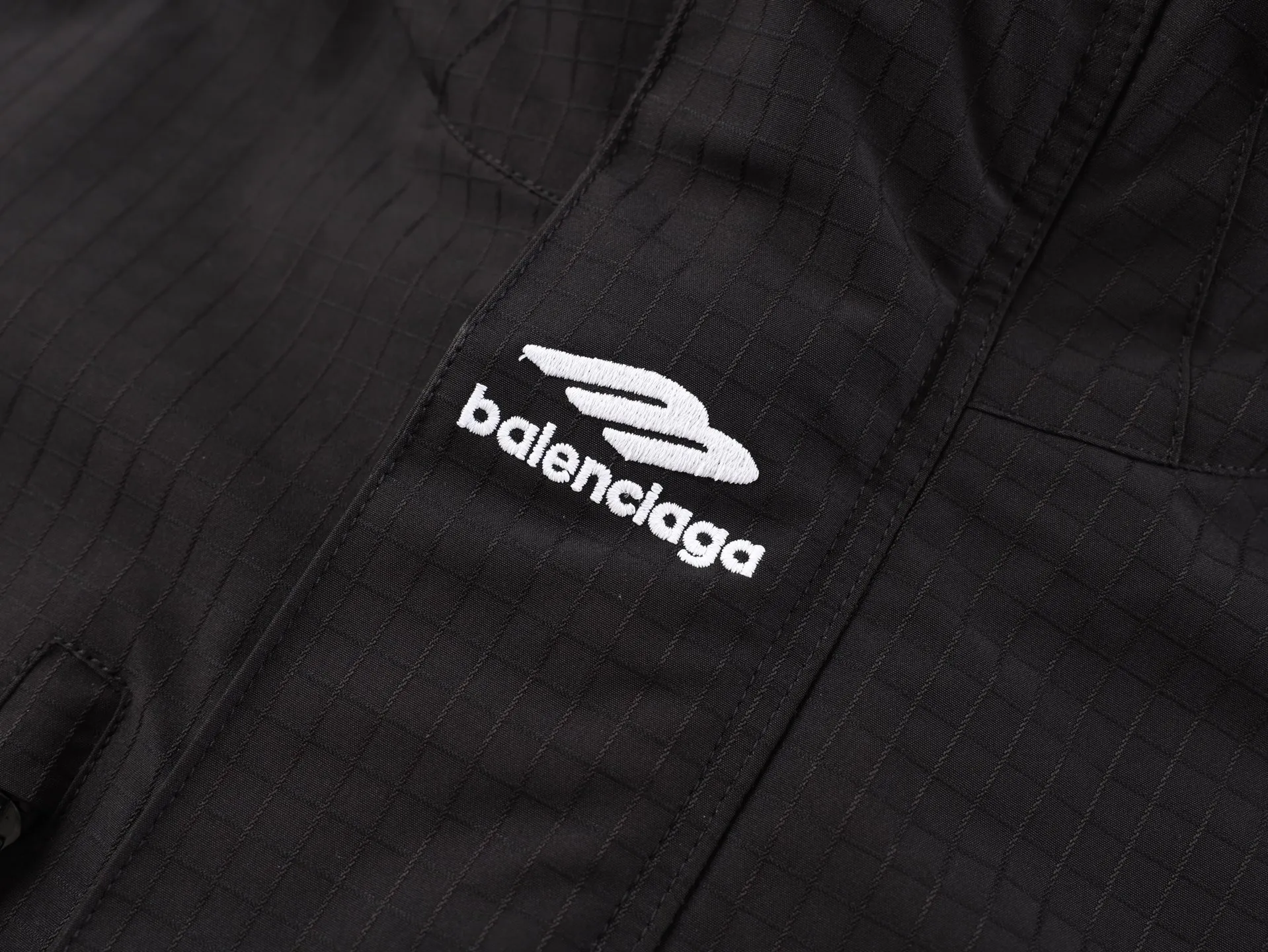 🅿️1260 BLCG 25SS 3B Embroidered Ski Jacket Waterproof technical fabric combines advanced waterproof technology, precise custom weaving process and unique concave and convex yarn design. The fabric is processed on the warp and weft yarns, and the concave and convex yarns are used for warp and weft interweaving to improve the texture and layering of the fabric. It not only has excellent waterproof performance, but also has a beautiful appearance and excellent comfort. The filler in the quilted fabric can form an air layer between the skin and the skin, which acts as a thermal insulation, thus improving the thermal insulation performance of the garment. The polyester fiber itself is elastic, making the quilted fabric more comfortable and fluffy when worn. The loose fit of the waterproof jacket helps reduce wind resistance and improve comfort and flexibility during exercise. The three-dimensional tailoring design can reduce unnecessary gaps and wrinkles, thereby improving the thermal insulation performance and windproof and waterproof effect. The cuffs are adjusted with Velcro, and the tightness can be adjusted according to the thickness of the individual's wrist to prevent wind and rain from entering through the cuffs. Size:44-46-48-50