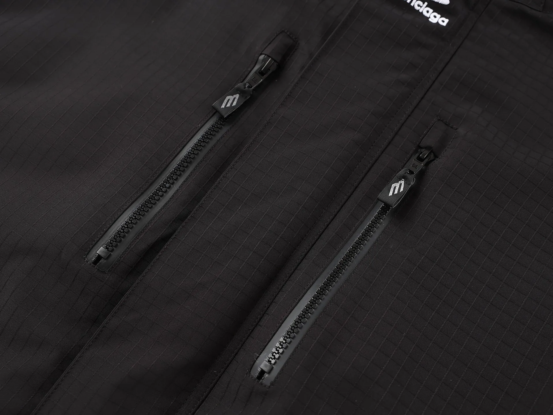 🅿️1260 BLCG 25SS 3B Embroidered Ski Jacket Waterproof technical fabric combines advanced waterproof technology, precise custom weaving process and unique concave and convex yarn design. The fabric is processed on the warp and weft yarns, and the concave and convex yarns are used for warp and weft interweaving to improve the texture and layering of the fabric. It not only has excellent waterproof performance, but also has a beautiful appearance and excellent comfort. The filler in the quilted fabric can form an air layer between the skin and the skin, which acts as a thermal insulation, thus improving the thermal insulation performance of the garment. The polyester fiber itself is elastic, making the quilted fabric more comfortable and fluffy when worn. The loose fit of the waterproof jacket helps reduce wind resistance and improve comfort and flexibility during exercise. The three-dimensional tailoring design can reduce unnecessary gaps and wrinkles, thereby improving the thermal insulation performance and windproof and waterproof effect. The cuffs are adjusted with Velcro, and the tightness can be adjusted according to the thickness of the individual's wrist to prevent wind and rain from entering through the cuffs. Size:44-46-48-50