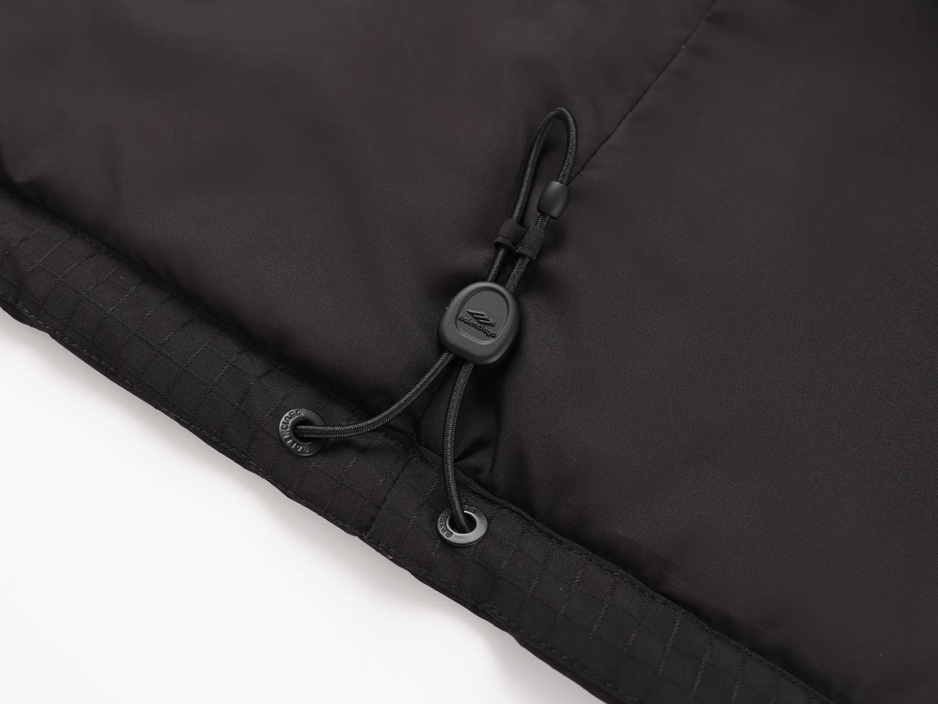 🅿️1260 BLCG 25SS 3B Embroidered Ski Jacket Waterproof technical fabric combines advanced waterproof technology, precise custom weaving process and unique concave and convex yarn design. The fabric is processed on the warp and weft yarns, and the concave and convex yarns are used for warp and weft interweaving to improve the texture and layering of the fabric. It not only has excellent waterproof performance, but also has a beautiful appearance and excellent comfort. The filler in the quilted fabric can form an air layer between the skin and the skin, which acts as a thermal insulation, thus improving the thermal insulation performance of the garment. The polyester fiber itself is elastic, making the quilted fabric more comfortable and fluffy when worn. The loose fit of the waterproof jacket helps reduce wind resistance and improve comfort and flexibility during exercise. The three-dimensional tailoring design can reduce unnecessary gaps and wrinkles, thereby improving the thermal insulation performance and windproof and waterproof effect. The cuffs are adjusted with Velcro, and the tightness can be adjusted according to the thickness of the individual's wrist to prevent wind and rain from entering through the cuffs. Size:44-46-48-50