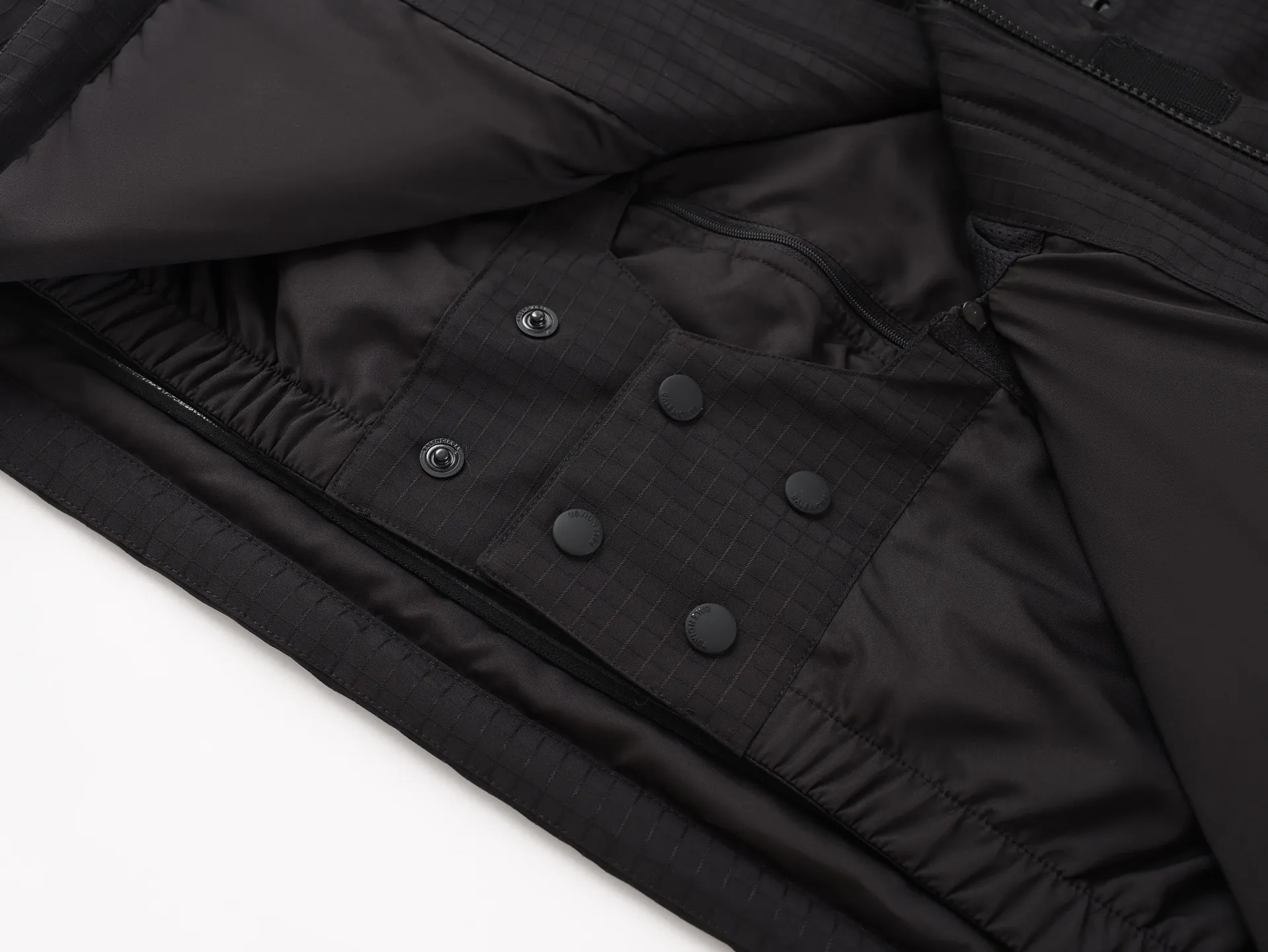 🅿️1260 BLCG 25SS 3B Embroidered Ski Jacket Waterproof technical fabric combines advanced waterproof technology, precise custom weaving process and unique concave and convex yarn design. The fabric is processed on the warp and weft yarns, and the concave and convex yarns are used for warp and weft interweaving to improve the texture and layering of the fabric. It not only has excellent waterproof performance, but also has a beautiful appearance and excellent comfort. The filler in the quilted fabric can form an air layer between the skin and the skin, which acts as a thermal insulation, thus improving the thermal insulation performance of the garment. The polyester fiber itself is elastic, making the quilted fabric more comfortable and fluffy when worn. The loose fit of the waterproof jacket helps reduce wind resistance and improve comfort and flexibility during exercise. The three-dimensional tailoring design can reduce unnecessary gaps and wrinkles, thereby improving the thermal insulation performance and windproof and waterproof effect. The cuffs are adjusted with Velcro, and the tightness can be adjusted according to the thickness of the individual's wrist to prevent wind and rain from entering through the cuffs. Size:44-46-48-50