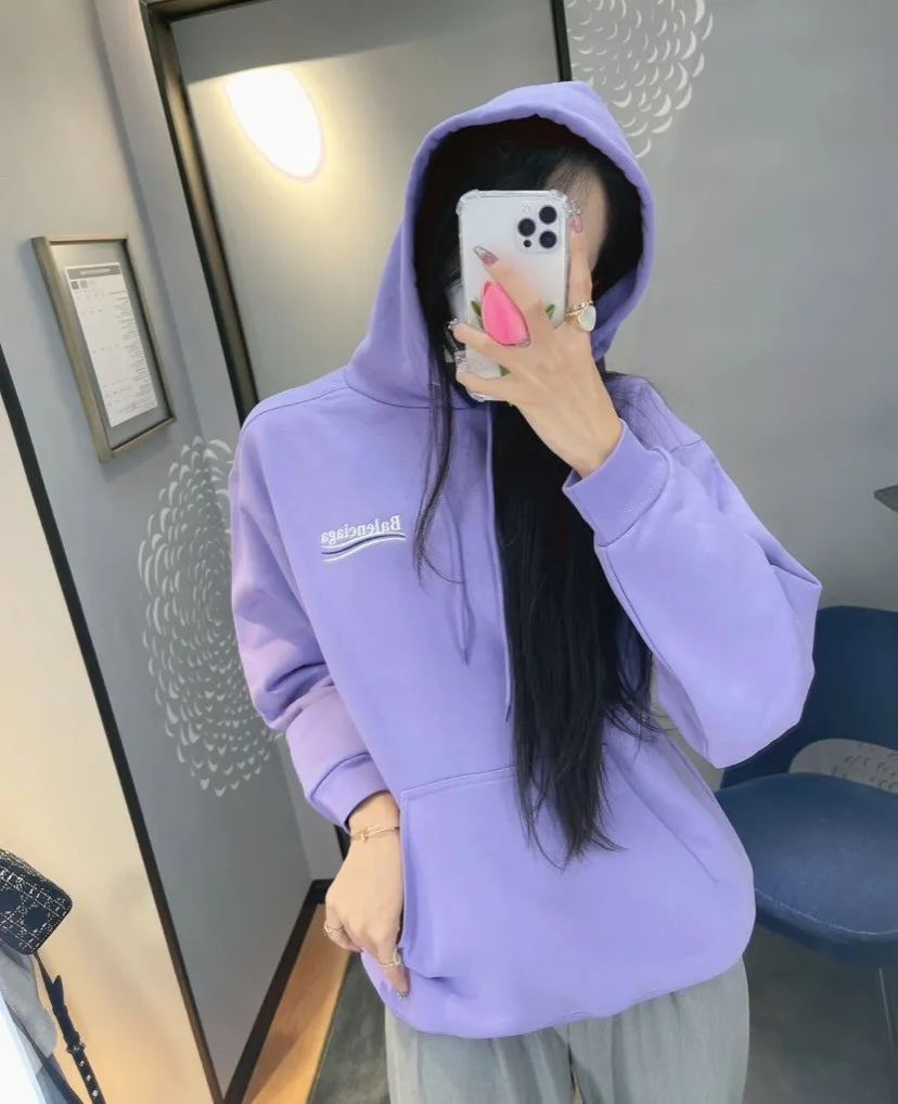 ♻️💯Upper body reference model picture❤️The top version of Balenciaga BALENCIAGA Cola Mailang embroidery print male and female couple stars the same style pure cotton hoodie hooded sweatshirt. Three colors are available to ensure the same fabric as the original version, no color difference! Customized dyeing in a package! INS, Xiaohongshu’s popular style, classics that never fade away! The king of orders in Spain, the fried chicken is highly recommended! 480% pure cotton terry fabric, comfortable and warm! Full of drape! The printing uses Tajima embroidery machine imported from Japan, which is known as the fighter among embroidery machines. The embroidery is meticulous, with no threads or skipped threads, the printing and embroidery are full and fine, and the letter spacing is consistent with ZP! Wearing it gives you full confidence and peace of mind! The labels and washes are all correct! On behalf of G at the same level! Consistent packaging at the counter! Size: XS-L Color: Purple light gray white gray P:450