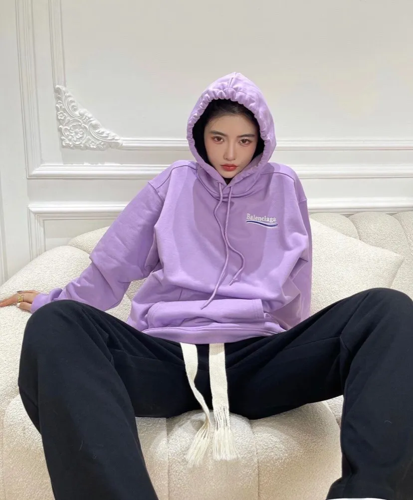 ♻️💯Upper body reference model picture❤️The top version of Balenciaga BALENCIAGA Cola Mailang embroidery print male and female couple stars the same style pure cotton hoodie hooded sweatshirt. Three colors are available to ensure the same fabric as the original version, no color difference! Customized dyeing in a package! INS, Xiaohongshu’s popular style, classics that never fade away! The king of orders in Spain, the fried chicken is highly recommended! 480% pure cotton terry fabric, comfortable and warm! Full of drape! The printing uses Tajima embroidery machine imported from Japan, which is known as the fighter among embroidery machines. The embroidery is meticulous, with no threads or skipped threads, the printing and embroidery are full and fine, and the letter spacing is consistent with ZP! Wearing it gives you full confidence and peace of mind! The labels and washes are all correct! On behalf of G at the same level! Consistent packaging at the counter! Size: XS-L Color: Purple light gray white gray P:450