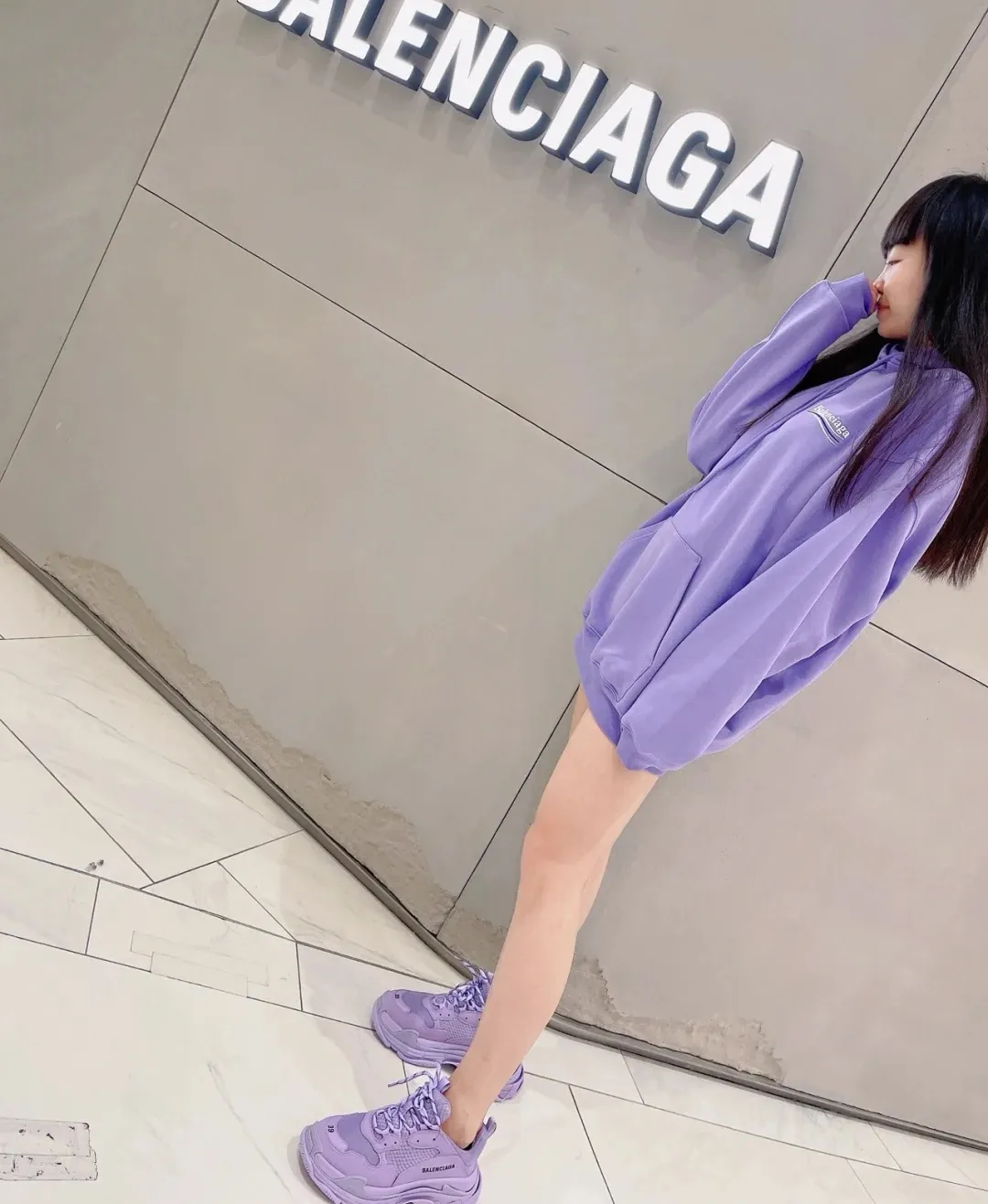 ♻️💯Upper body reference model picture❤️The top version of Balenciaga BALENCIAGA Cola Mailang embroidery print male and female couple stars the same style pure cotton hoodie hooded sweatshirt. Three colors are available to ensure the same fabric as the original version, no color difference! Customized dyeing in a package! INS, Xiaohongshu’s popular style, classics that never fade away! The king of orders in Spain, the fried chicken is highly recommended! 480% pure cotton terry fabric, comfortable and warm! Full of drape! The printing uses Tajima embroidery machine imported from Japan, which is known as the fighter among embroidery machines. The embroidery is meticulous, with no threads or skipped threads, the printing and embroidery are full and fine, and the letter spacing is consistent with ZP! Wearing it gives you full confidence and peace of mind! The labels and washes are all correct! On behalf of G at the same level! Consistent packaging at the counter! Size: XS-L Color: Purple light gray white gray P:450