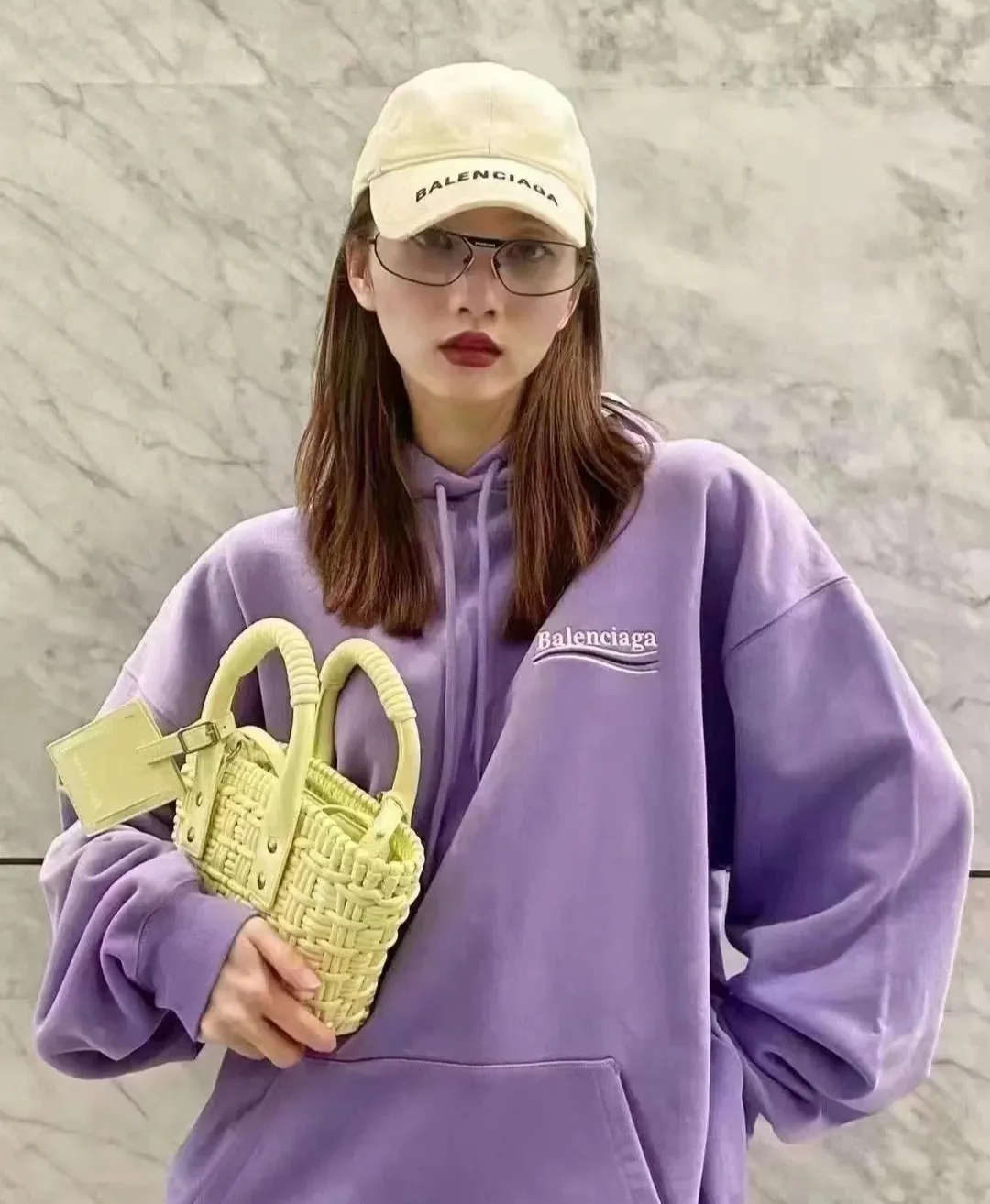 ♻️💯Upper body reference model picture❤️The top version of Balenciaga BALENCIAGA Cola Mailang embroidery print male and female couple stars the same style pure cotton hoodie hooded sweatshirt. Three colors are available to ensure the same fabric as the original version, no color difference! Customized dyeing in a package! INS, Xiaohongshu’s popular style, classics that never fade away! The king of orders in Spain, the fried chicken is highly recommended! 480% pure cotton terry fabric, comfortable and warm! Full of drape! The printing uses Tajima embroidery machine imported from Japan, which is known as the fighter among embroidery machines. The embroidery is meticulous, with no threads or skipped threads, the printing and embroidery are full and fine, and the letter spacing is consistent with ZP! Wearing it gives you full confidence and peace of mind! The labels and washes are all correct! On behalf of G at the same level! Consistent packaging at the counter! Size: XS-L Color: Purple light gray white gray P:450
