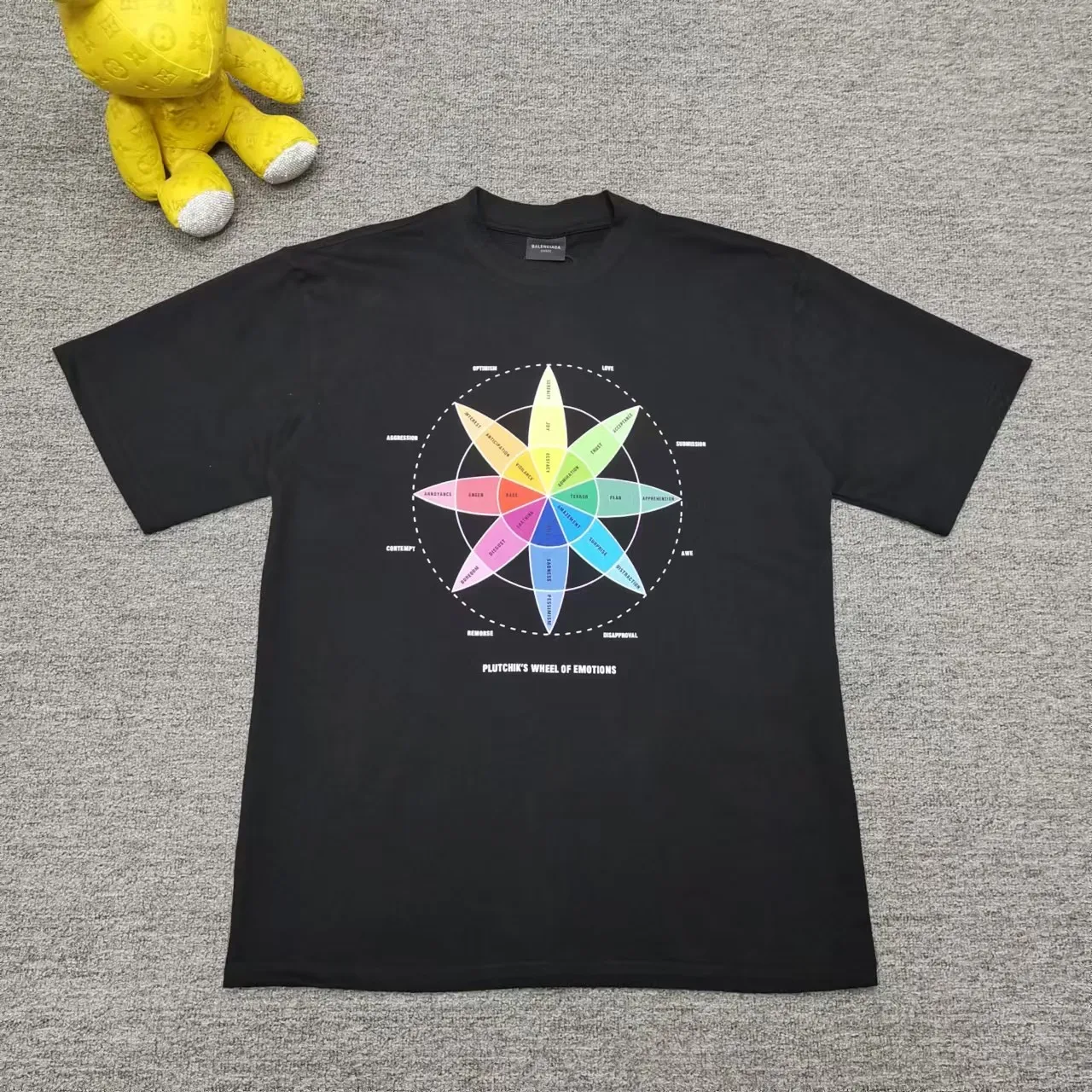 Top version BALENCIAGA/Balenciaga 2024 SS colorful compass printed short-sleeved T-shirt ✅No.1 quality in this market Real ceiling quality ✅Note that zp is white and dark purple, not black! Look at the black picture in the market and make the wrong version of the goods! Welcome to compare! ✅All original development, pay attention to detailed pictures, avoid mixed sales of stolen pictures ✅Correct 260g custom-woven and dyed double yarn fabric, soft and comfortable, does not fade ✅Correctly imported Conley machine, environmentally friendly glue material direct-injection printing, no hand-feeling letters, clear and three-dimensional, firm and does not fall off It’s not just words. You are welcome to compare with peers. 2. Each model is produced by the company, and the details of workmanship and fabrics are consistent with the original ones. It is guaranteed that there will be no color difference with the counters. Reproduction is not scary. Whoever fakes it will be embarrassed. It’s not shameful to make a replica, it’s shameful if you can’t buy the correct version if you make a replica. 3. Note that the threaded collars are all original collars of certain countries and regions, with high wrapping. The width of the neckline and cabinets are accurate to the millimeter. Thick necklines are not easy to deform. The collars of high-end products are all restored cabinets. They are different from the big collars in the world. Ordinary garbage short-sleeves are printed with a print. The clavicle of the upper body is exposed. Please be patient. Customers who have bought genuine products or have seen genuine products will come back to place orders again. This is quality. This is quality. 4. Different styles of washed wheat main wheat, including imported wheat, have different colors and codes. Really restore the counter. As we all know, Balenciaga has different English or different colors on the collar labels of each quarter. This distinguishes the fast food products with the same common main wheat washed wheat. 5. Pay attention to the workmanship. The stitching at the neckline has no folds, smooth and natural without overlapping lines, and truly restores this. This is something that many people cannot do. 6. The fabric is made of 260g Paris-specific double yarn. No one can make better fabrics than my family. There's really no way to compare it with the ordinary version on the market. Respect it. It's genuine and costs thousands of dollars anyway. Don't buy street stalls. Quality 7. The workmanship is fully restored. The packaging is fully restored. The cost is huge. 8. I guarantee here that this is the highest quality you can find. Size: XS-S-M-L (the correct version is very large) P:260