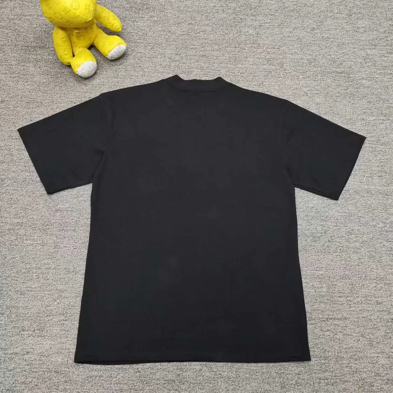 Top version BALENCIAGA/Balenciaga 2024 SS colorful compass printed short-sleeved T-shirt ✅No.1 quality in this market Real ceiling quality ✅Note that zp is white and dark purple, not black! Look at the black picture in the market and make the wrong version of the goods! Welcome to compare! ✅All original development, pay attention to detailed pictures, avoid mixed sales of stolen pictures ✅Correct 260g custom-woven and dyed double yarn fabric, soft and comfortable, does not fade ✅Correctly imported Conley machine, environmentally friendly glue material direct-injection printing, no hand-feeling letters, clear and three-dimensional, firm and does not fall off It’s not just words. You are welcome to compare with peers. 2. Each model is produced by the company, and the details of workmanship and fabrics are consistent with the original ones. It is guaranteed that there will be no color difference with the counters. Reproduction is not scary. Whoever fakes it will be embarrassed. It’s not shameful to make a replica, it’s shameful if you can’t buy the correct version if you make a replica. 3. Note that the threaded collars are all original collars of certain countries and regions, with high wrapping. The width of the neckline and cabinets are accurate to the millimeter. Thick necklines are not easy to deform. The collars of high-end products are all restored cabinets. They are different from the big collars in the world. Ordinary garbage short-sleeves are printed with a print. The clavicle of the upper body is exposed. Please be patient. Customers who have bought genuine products or have seen genuine products will come back to place orders again. This is quality. This is quality. 4. Different styles of washed wheat main wheat, including imported wheat, have different colors and codes. Really restore the counter. As we all know, Balenciaga has different English or different colors on the collar labels of each quarter. This distinguishes the fast food products with the same common main wheat washed wheat. 5. Pay attention to the workmanship. The stitching at the neckline has no folds, smooth and natural without overlapping lines, and truly restores this. This is something that many people cannot do. 6. The fabric is made of 260g Paris-specific double yarn. No one can make better fabrics than my family. There's really no way to compare it with the ordinary version on the market. Respect it. It's genuine and costs thousands of dollars anyway. Don't buy street stalls. Quality 7. The workmanship is fully restored. The packaging is fully restored. The cost is huge. 8. I guarantee here that this is the highest quality you can find. Size: XS-S-M-L (the correct version is very large) P:260