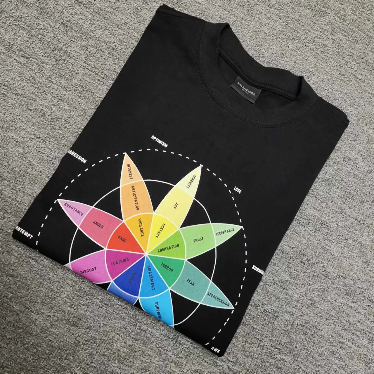 Top version BALENCIAGA/Balenciaga 2024 SS colorful compass printed short-sleeved T-shirt ✅No.1 quality in this market Real ceiling quality ✅Note that zp is white and dark purple, not black! Look at the black picture in the market and make the wrong version of the goods! Welcome to compare! ✅All original development, pay attention to detailed pictures, avoid mixed sales of stolen pictures ✅Correct 260g custom-woven and dyed double yarn fabric, soft and comfortable, does not fade ✅Correctly imported Conley machine, environmentally friendly glue material direct-injection printing, no hand-feeling letters, clear and three-dimensional, firm and does not fall off It’s not just words. You are welcome to compare with peers. 2. Each model is produced by the company, and the details of workmanship and fabrics are consistent with the original ones. It is guaranteed that there will be no color difference with the counters. Reproduction is not scary. Whoever fakes it will be embarrassed. It’s not shameful to make a replica, it’s shameful if you can’t buy the correct version if you make a replica. 3. Note that the threaded collars are all original collars of certain countries and regions, with high wrapping. The width of the neckline and cabinets are accurate to the millimeter. Thick necklines are not easy to deform. The collars of high-end products are all restored cabinets. They are different from the big collars in the world. Ordinary garbage short-sleeves are printed with a print. The clavicle of the upper body is exposed. Please be patient. Customers who have bought genuine products or have seen genuine products will come back to place orders again. This is quality. This is quality. 4. Different styles of washed wheat main wheat, including imported wheat, have different colors and codes. Really restore the counter. As we all know, Balenciaga has different English or different colors on the collar labels of each quarter. This distinguishes the fast food products with the same common main wheat washed wheat. 5. Pay attention to the workmanship. The stitching at the neckline has no folds, smooth and natural without overlapping lines, and truly restores this. This is something that many people cannot do. 6. The fabric is made of 260g Paris-specific double yarn. No one can make better fabrics than my family. There's really no way to compare it with the ordinary version on the market. Respect it. It's genuine and costs thousands of dollars anyway. Don't buy street stalls. Quality 7. The workmanship is fully restored. The packaging is fully restored. The cost is huge. 8. I guarantee here that this is the highest quality you can find. Size: XS-S-M-L (the correct version is very large) P:260