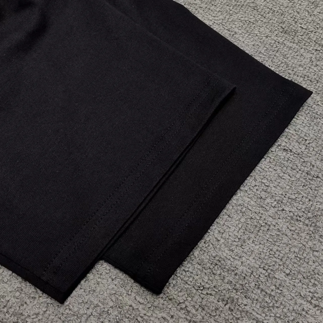 Top version BALENCIAGA/Balenciaga 2024 SS colorful compass printed short-sleeved T-shirt ✅No.1 quality in this market Real ceiling quality ✅Note that zp is white and dark purple, not black! Look at the black picture in the market and make the wrong version of the goods! Welcome to compare! ✅All original development, pay attention to detailed pictures, avoid mixed sales of stolen pictures ✅Correct 260g custom-woven and dyed double yarn fabric, soft and comfortable, does not fade ✅Correctly imported Conley machine, environmentally friendly glue material direct-injection printing, no hand-feeling letters, clear and three-dimensional, firm and does not fall off It’s not just words. You are welcome to compare with peers. 2. Each model is produced by the company, and the details of workmanship and fabrics are consistent with the original ones. It is guaranteed that there will be no color difference with the counters. Reproduction is not scary. Whoever fakes it will be embarrassed. It’s not shameful to make a replica, it’s shameful if you can’t buy the correct version if you make a replica. 3. Note that the threaded collars are all original collars of certain countries and regions, with high wrapping. The width of the neckline and cabinets are accurate to the millimeter. Thick necklines are not easy to deform. The collars of high-end products are all restored cabinets. They are different from the big collars in the world. Ordinary garbage short-sleeves are printed with a print. The clavicle of the upper body is exposed. Please be patient. Customers who have bought genuine products or have seen genuine products will come back to place orders again. This is quality. This is quality. 4. Different styles of washed wheat main wheat, including imported wheat, have different colors and codes. Really restore the counter. As we all know, Balenciaga has different English or different colors on the collar labels of each quarter. This distinguishes the fast food products with the same common main wheat washed wheat. 5. Pay attention to the workmanship. The stitching at the neckline has no folds, smooth and natural without overlapping lines, and truly restores this. This is something that many people cannot do. 6. The fabric is made of 260g Paris-specific double yarn. No one can make better fabrics than my family. There's really no way to compare it with the ordinary version on the market. Respect it. It's genuine and costs thousands of dollars anyway. Don't buy street stalls. Quality 7. The workmanship is fully restored. The packaging is fully restored. The cost is huge. 8. I guarantee here that this is the highest quality you can find. Size: XS-S-M-L (the correct version is very large) P:260