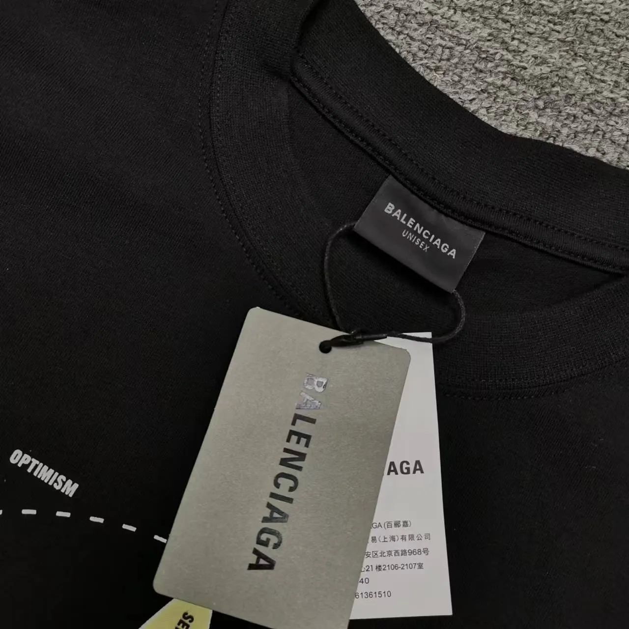 Top version BALENCIAGA/Balenciaga 2024 SS colorful compass printed short-sleeved T-shirt ✅No.1 quality in this market Real ceiling quality ✅Note that zp is white and dark purple, not black! Look at the black picture in the market and make the wrong version of the goods! Welcome to compare! ✅All original development, pay attention to detailed pictures, avoid mixed sales of stolen pictures ✅Correct 260g custom-woven and dyed double yarn fabric, soft and comfortable, does not fade ✅Correctly imported Conley machine, environmentally friendly glue material direct-injection printing, no hand-feeling letters, clear and three-dimensional, firm and does not fall off It’s not just words. You are welcome to compare with peers. 2. Each model is produced by the company, and the details of workmanship and fabrics are consistent with the original ones. It is guaranteed that there will be no color difference with the counters. Reproduction is not scary. Whoever fakes it will be embarrassed. It’s not shameful to make a replica, it’s shameful if you can’t buy the correct version if you make a replica. 3. Note that the threaded collars are all original collars of certain countries and regions, with high wrapping. The width of the neckline and cabinets are accurate to the millimeter. Thick necklines are not easy to deform. The collars of high-end products are all restored cabinets. They are different from the big collars in the world. Ordinary garbage short-sleeves are printed with a print. The clavicle of the upper body is exposed. Please be patient. Customers who have bought genuine products or have seen genuine products will come back to place orders again. This is quality. This is quality. 4. Different styles of washed wheat main wheat, including imported wheat, have different colors and codes. Really restore the counter. As we all know, Balenciaga has different English or different colors on the collar labels of each quarter. This distinguishes the fast food products with the same common main wheat washed wheat. 5. Pay attention to the workmanship. The stitching at the neckline has no folds, smooth and natural without overlapping lines, and truly restores this. This is something that many people cannot do. 6. The fabric is made of 260g Paris-specific double yarn. No one can make better fabrics than my family. There's really no way to compare it with the ordinary version on the market. Respect it. It's genuine and costs thousands of dollars anyway. Don't buy street stalls. Quality 7. The workmanship is fully restored. The packaging is fully restored. The cost is huge. 8. I guarantee here that this is the highest quality you can find. Size: XS-S-M-L (the correct version is very large) P:260