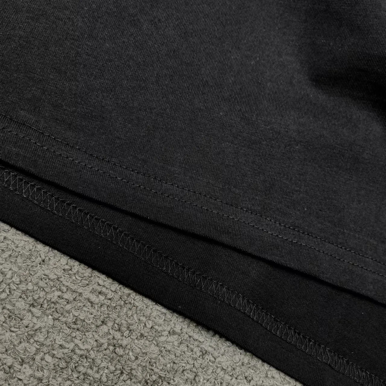 Top version BALENCIAGA/Balenciaga 2024 SS colorful compass printed short-sleeved T-shirt ✅No.1 quality in this market Real ceiling quality ✅Note that zp is white and dark purple, not black! Look at the black picture in the market and make the wrong version of the goods! Welcome to compare! ✅All original development, pay attention to detailed pictures, avoid mixed sales of stolen pictures ✅Correct 260g custom-woven and dyed double yarn fabric, soft and comfortable, does not fade ✅Correctly imported Conley machine, environmentally friendly glue material direct-injection printing, no hand-feeling letters, clear and three-dimensional, firm and does not fall off It’s not just words. You are welcome to compare with peers. 2. Each model is produced by the company, and the details of workmanship and fabrics are consistent with the original ones. It is guaranteed that there will be no color difference with the counters. Reproduction is not scary. Whoever fakes it will be embarrassed. It’s not shameful to make a replica, it’s shameful if you can’t buy the correct version if you make a replica. 3. Note that the threaded collars are all original collars of certain countries and regions, with high wrapping. The width of the neckline and cabinets are accurate to the millimeter. Thick necklines are not easy to deform. The collars of high-end products are all restored cabinets. They are different from the big collars in the world. Ordinary garbage short-sleeves are printed with a print. The clavicle of the upper body is exposed. Please be patient. Customers who have bought genuine products or have seen genuine products will come back to place orders again. This is quality. This is quality. 4. Different styles of washed wheat main wheat, including imported wheat, have different colors and codes. Really restore the counter. As we all know, Balenciaga has different English or different colors on the collar labels of each quarter. This distinguishes the fast food products with the same common main wheat washed wheat. 5. Pay attention to the workmanship. The stitching at the neckline has no folds, smooth and natural without overlapping lines, and truly restores this. This is something that many people cannot do. 6. The fabric is made of 260g Paris-specific double yarn. No one can make better fabrics than my family. There's really no way to compare it with the ordinary version on the market. Respect it. It's genuine and costs thousands of dollars anyway. Don't buy street stalls. Quality 7. The workmanship is fully restored. The packaging is fully restored. The cost is huge. 8. I guarantee here that this is the highest quality you can find. Size: XS-S-M-L (the correct version is very large) P:260