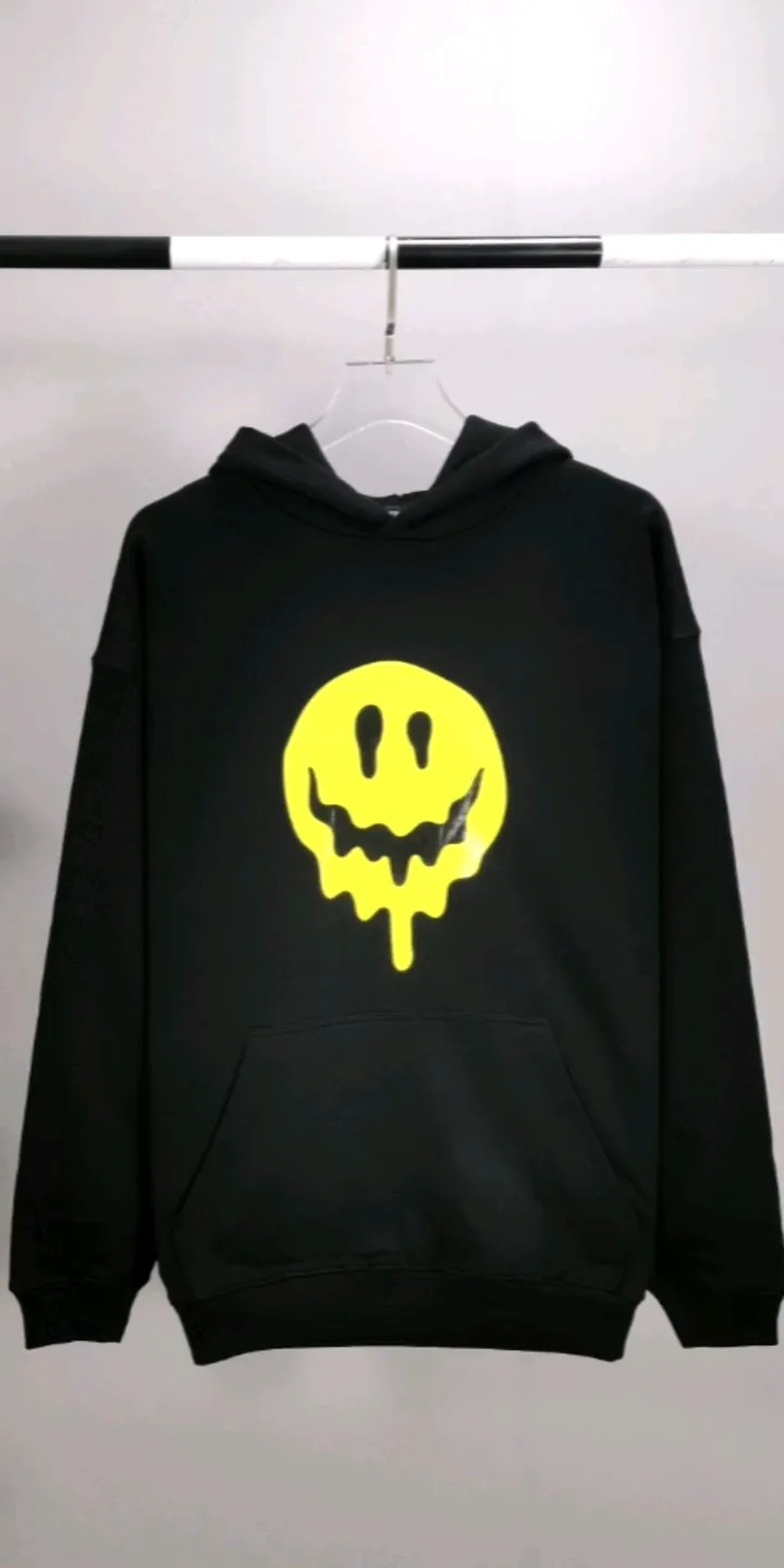 Real shot of the video - the top tested version of BALENCIAGA yellow dissolving smiley back skull scissor hand logo Balenciaga male and female couple loose cotton autumn and winter hoodie hooded sweatshirt 100% original development of special printing technology, embroidery design, fabric, version. The fabric is made of 480g combed cotton fabric, which is full of drape, warm and comfortable! Melting smiley face printing on the front panel: It mainly uses extremely green and environmentally friendly printing silica gel. Silica gel is a highly active adsorption material and is an amorphous substance. Insoluble in water and any solvent, non-toxic and odorless. Special transparent glue is printed on the surface, which has the original viscosity effect. The high transparency does not affect the color glue effect. Back panel skull pattern embroidery: The embroidery thread is made of mercerized material, which is more flexible and glossy than ordinary embroidery thread. The front and rear craftsmanship is restored 1V1, and the version has a classic dropped shoulder oversize design. Color: Black White Size: XS-L P:470