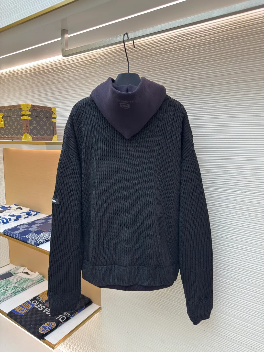 454Balenciaga fake two-piece spliced ​​zipper cardigan sweater ●Authentic product: Purchased and developed by 19079 ●Item number: 1680454-C20 ●Fabric: Heavy fabric ●Technology: Thick needle production ●Version: Loose version ●Weight: about 1668 grams ●Size: 1-2-3 ●Description: This part obviously uses thick gauge knitting technology. The thick needle-like weaving method forms a clear, exaggerated knitted texture and a relatively loose fabric structure, which is in sharp contrast with the dense knitting of the main part, greatly enhancing the visual impact and layering of the single product. In order to pursue the ultimate wearing experience, this woolen fabric has undergone an advanced enzyme washing process. The fiber is gently and naturally degraded by biological enzymes, which completely removes the stiffness and itchiness often found in new fabrics, making it appear almost distressed and extraordinary skin-friendly softness, while giving the color a gentle retro charm. The most complex essence of the entire piece lies in its fake two-piece splicing design. It is not simply sewing two separate items, but in the weaving process of a cardigan, two fabrics of completely different weights, materials, weaves and colors are seamlessly integrated into one through extremely precise calculations. The overall wiring is straight and delicate, the fabric is comfortable and soft, and the color is consistent without color difference. It can be matched with the same style to create a fashionable look and control various occasions. Customized accessories, complete with three standards, same style for men and women!