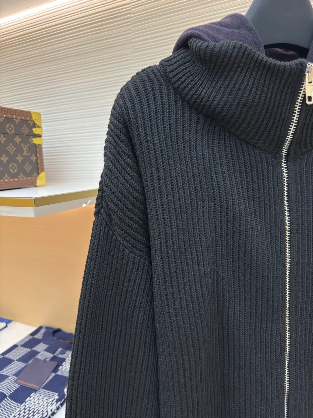 454Balenciaga fake two-piece spliced ​​zipper cardigan sweater ●Authentic product: Purchased and developed by 19079 ●Item number: 1680454-C20 ●Fabric: Heavy fabric ●Technology: Thick needle production ●Version: Loose version ●Weight: about 1668 grams ●Size: 1-2-3 ●Description: This part obviously uses thick gauge knitting technology. The thick needle-like weaving method forms a clear, exaggerated knitted texture and a relatively loose fabric structure, which is in sharp contrast with the dense knitting of the main part, greatly enhancing the visual impact and layering of the single product. In order to pursue the ultimate wearing experience, this woolen fabric has undergone an advanced enzyme washing process. The fiber is gently and naturally degraded by biological enzymes, which completely removes the stiffness and itchiness often found in new fabrics, making it appear almost distressed and extraordinary skin-friendly softness, while giving the color a gentle retro charm. The most complex essence of the entire piece lies in its fake two-piece splicing design. It is not simply sewing two separate items, but in the weaving process of a cardigan, two fabrics of completely different weights, materials, weaves and colors are seamlessly integrated into one through extremely precise calculations. The overall wiring is straight and delicate, the fabric is comfortable and soft, and the color is consistent without color difference. It can be matched with the same style to create a fashionable look and control various occasions. Customized accessories, complete with three standards, same style for men and women!