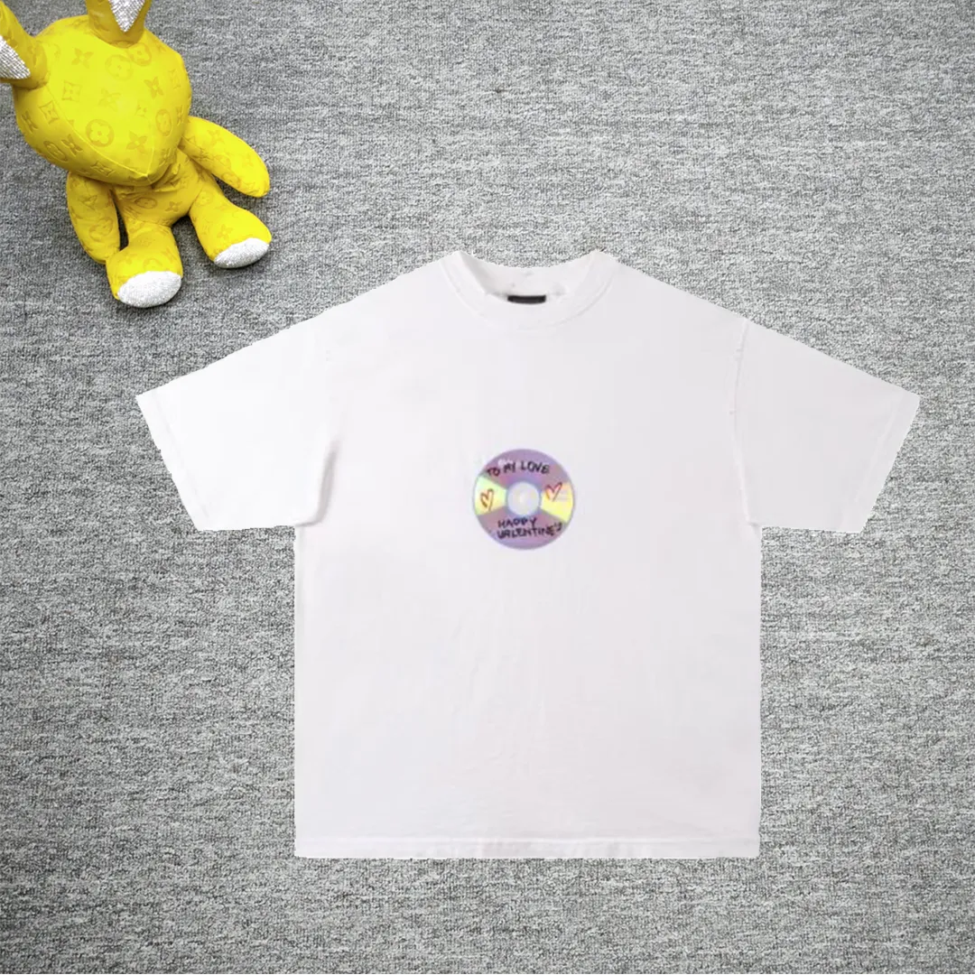Top tried and tested version BALENCIAGA 24 Valentine's Day limited edition Love CD short-sleeved T-shirt Decorated with graffiti CD artwork on the front, frayed hem effect BALENCIAGA 24 Fairy Edition Special Valentine's Day limited edition with the theme of love CD (this model is not machine washable, only hand washable) New fabric New version Exclusive custom-woven and dyed high-gram weight 300g fabric Soft and comfortable texture Os dropped shoulder loose version Latest brick cabinet synchronization for spring and summer Same style for men and women Color: Black White Size: XS S M L P: 280