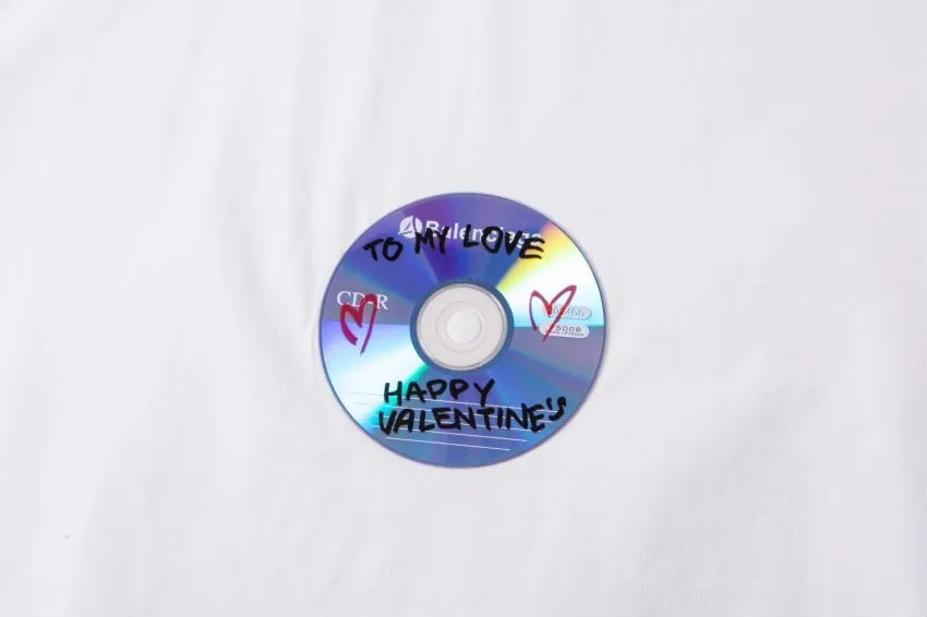 Top tried and tested version BALENCIAGA 24 Valentine's Day limited edition Love CD short-sleeved T-shirt Decorated with graffiti CD artwork on the front, frayed hem effect BALENCIAGA 24 Fairy Edition Special Valentine's Day limited edition with the theme of love CD (this model is not machine washable, only hand washable) New fabric New version Exclusive custom-woven and dyed high-gram weight 300g fabric Soft and comfortable texture Os dropped shoulder loose version Latest brick cabinet synchronization for spring and summer Same style for men and women Color: Black White Size: XS S M L P: 280