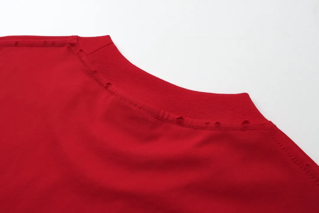 🅿️170 Detail Picture [Top version. Official website quality] BALENCI*GA/Paris BALENCI*GA#Valentine's Day. The latest model limited to Chinese Valentine's Day, love embroidered washed and distressed short-sleeved T-shirt brick cabinet synchronization. The fabric is made of Paris ZP custom-woven and dyed cotton double yarn. The weight is 260 grams. The cloth surface is clean. The cloth pattern is clear. Soft and comfortable. Good color fastness. Not easy to change color. The threads are woven and dyed with no color difference. The front and back embroidery is embroidered with an embroidery machine imported from Tajima. The effect is three-dimensional and the garment is distressed. The version adopts OS loose shoulder design. Same style for men and women. Code: BL233306 Color: black. White, red Size: XS to L