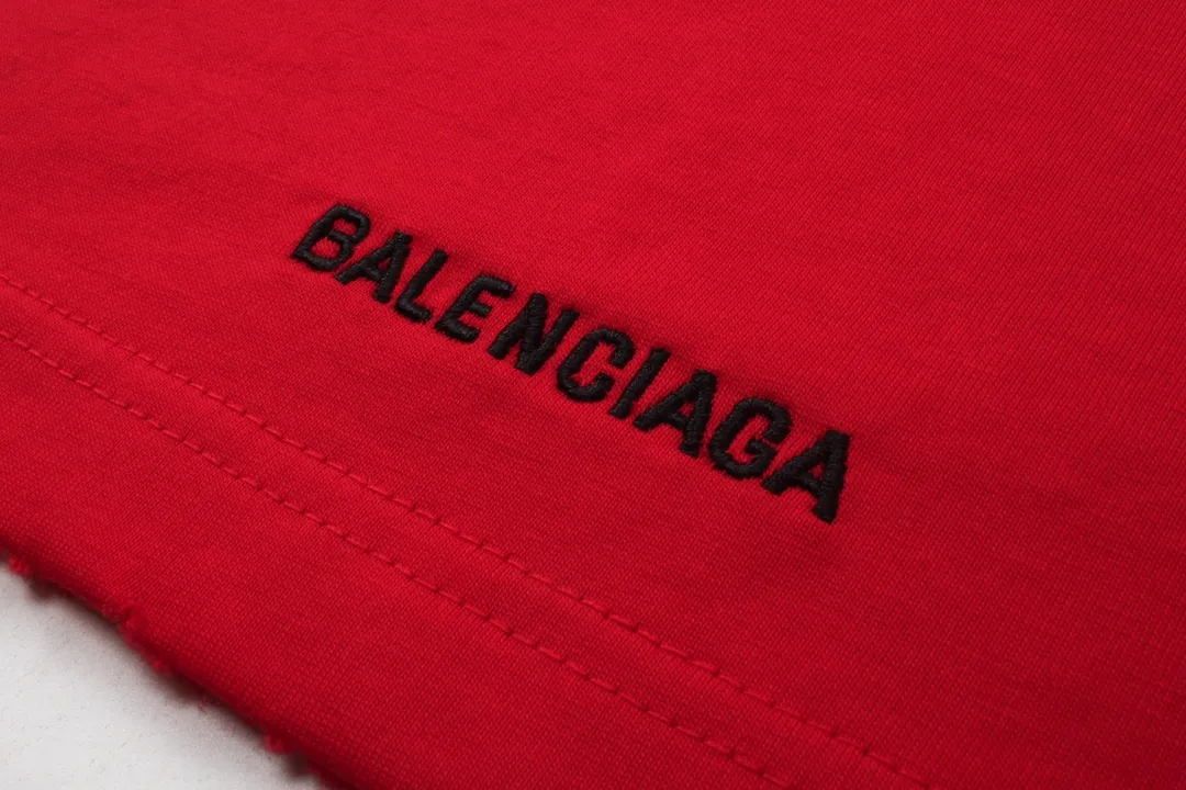 🅿️170 Detail Picture [Top version. Official website quality] BALENCI*GA/Paris BALENCI*GA#Valentine's Day. The latest model limited to Chinese Valentine's Day, love embroidered washed and distressed short-sleeved T-shirt brick cabinet synchronization. The fabric is made of Paris ZP custom-woven and dyed cotton double yarn. The weight is 260 grams. The cloth surface is clean. The cloth pattern is clear. Soft and comfortable. Good color fastness. Not easy to change color. The threads are woven and dyed with no color difference. The front and back embroidery is embroidered with an embroidery machine imported from Tajima. The effect is three-dimensional and the garment is distressed. The version adopts OS loose shoulder design. Same style for men and women. Code: BL233306 Color: black. White, red Size: XS to L